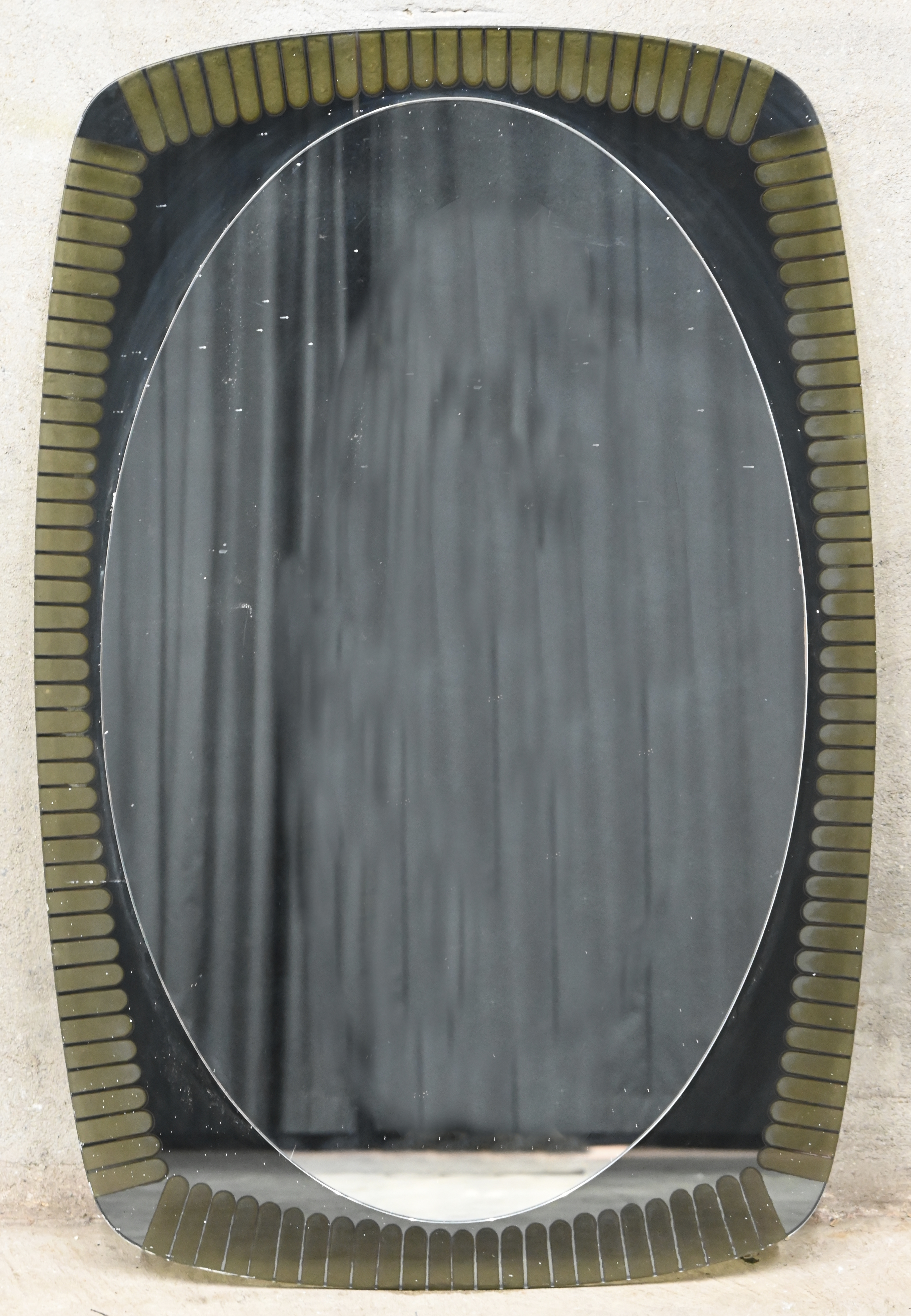 Een vintage spiegel met rand van gefumeerd glas en slijpwerk Een vintage spiegel met rand van gefumeerd glas en slijpwerk.