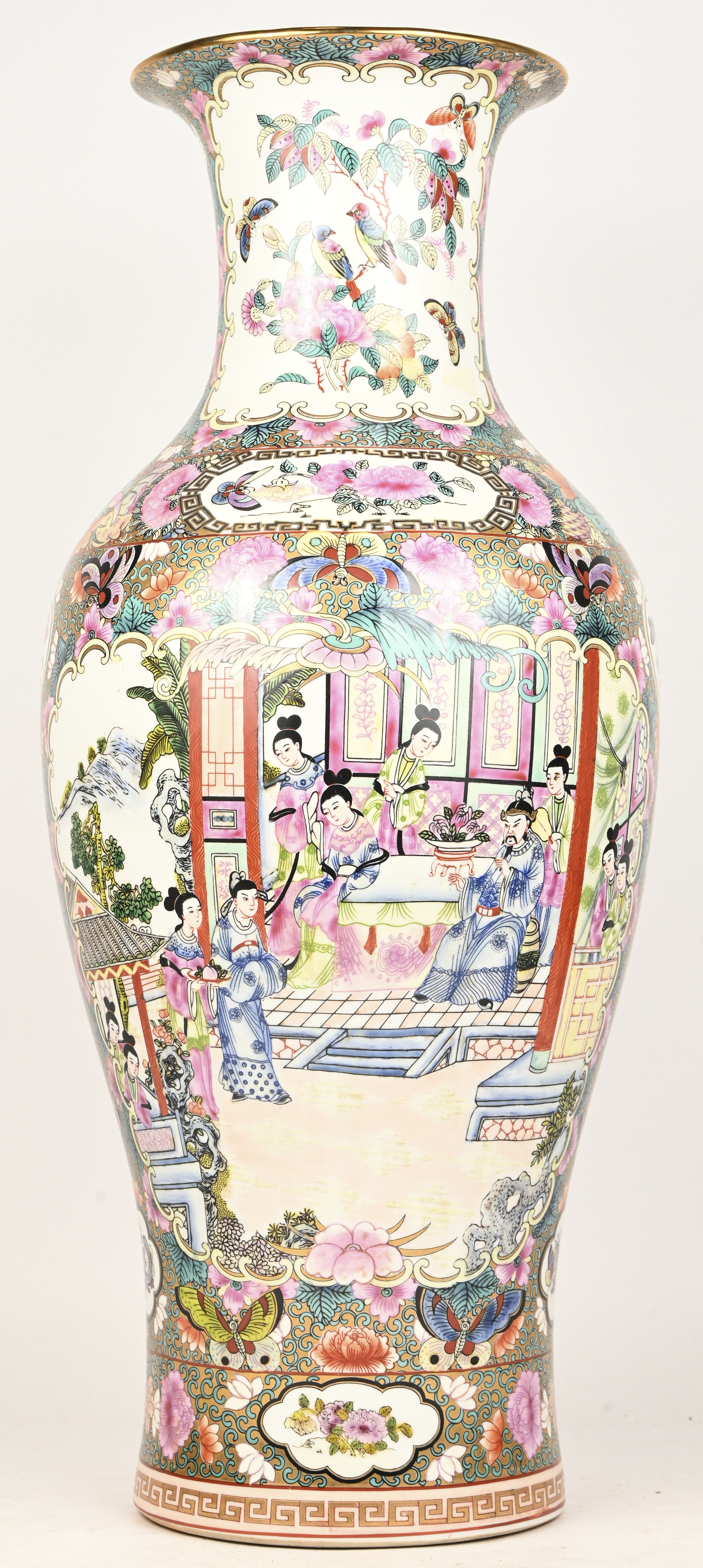 Een grote Chinese vaas met Famille Rose decor Een grote Chinese vaas met Famille Rose decor.