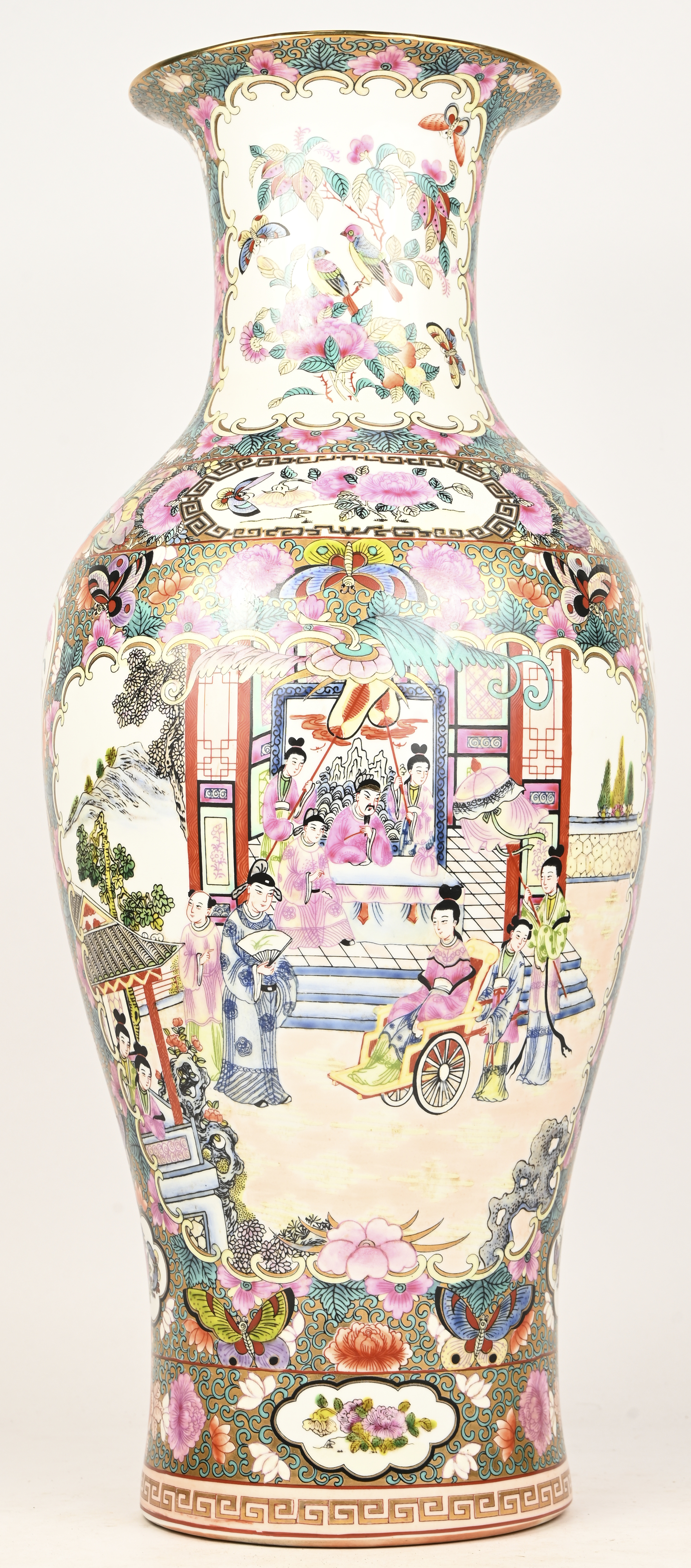 Een grote Chinese vaas met Famille Rose decor Een grote Chinese vaas met Famille Rose decor.