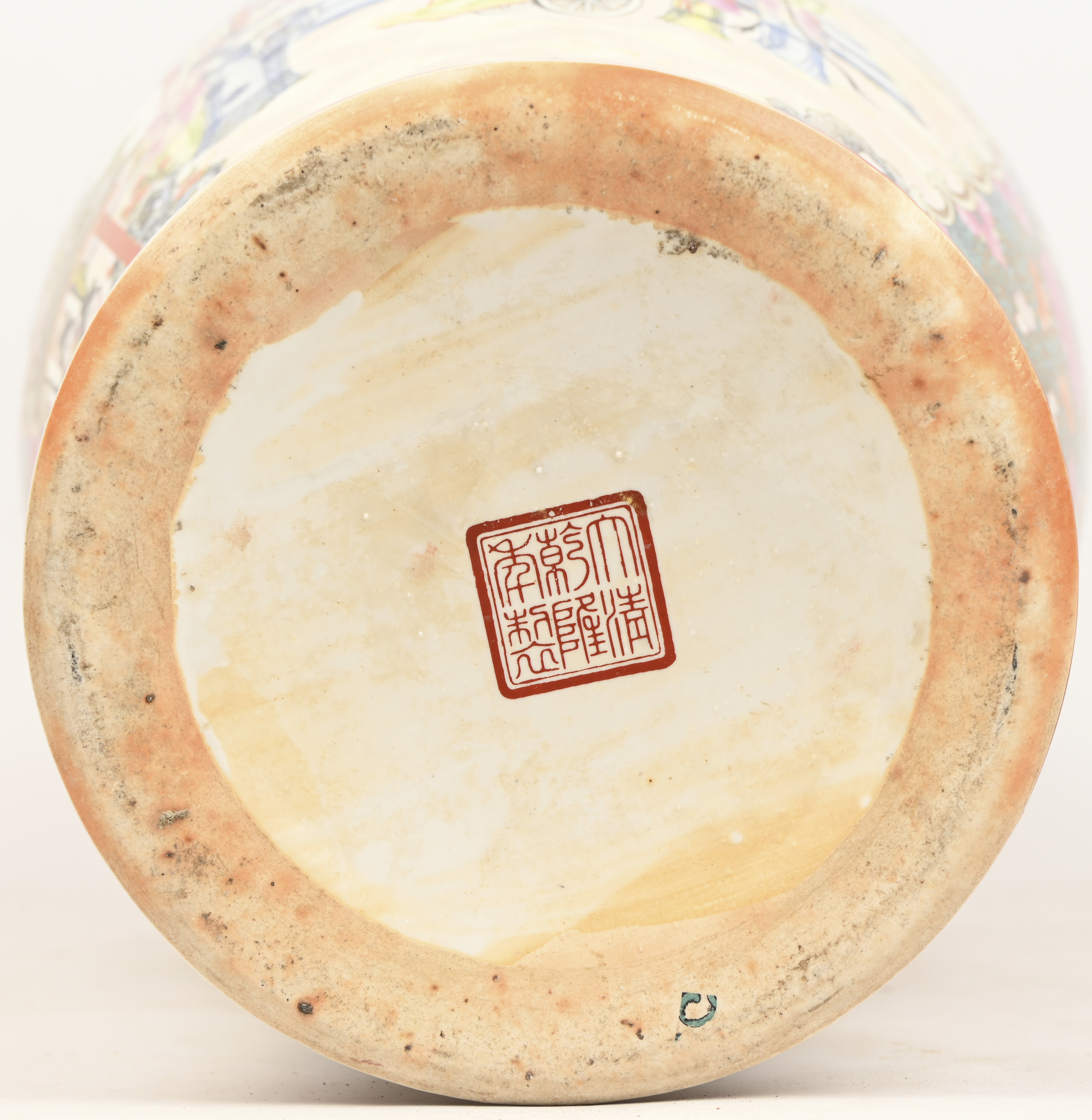 Een grote Chinese vaas met Famille Rose decor Een grote Chinese vaas met Famille Rose decor.