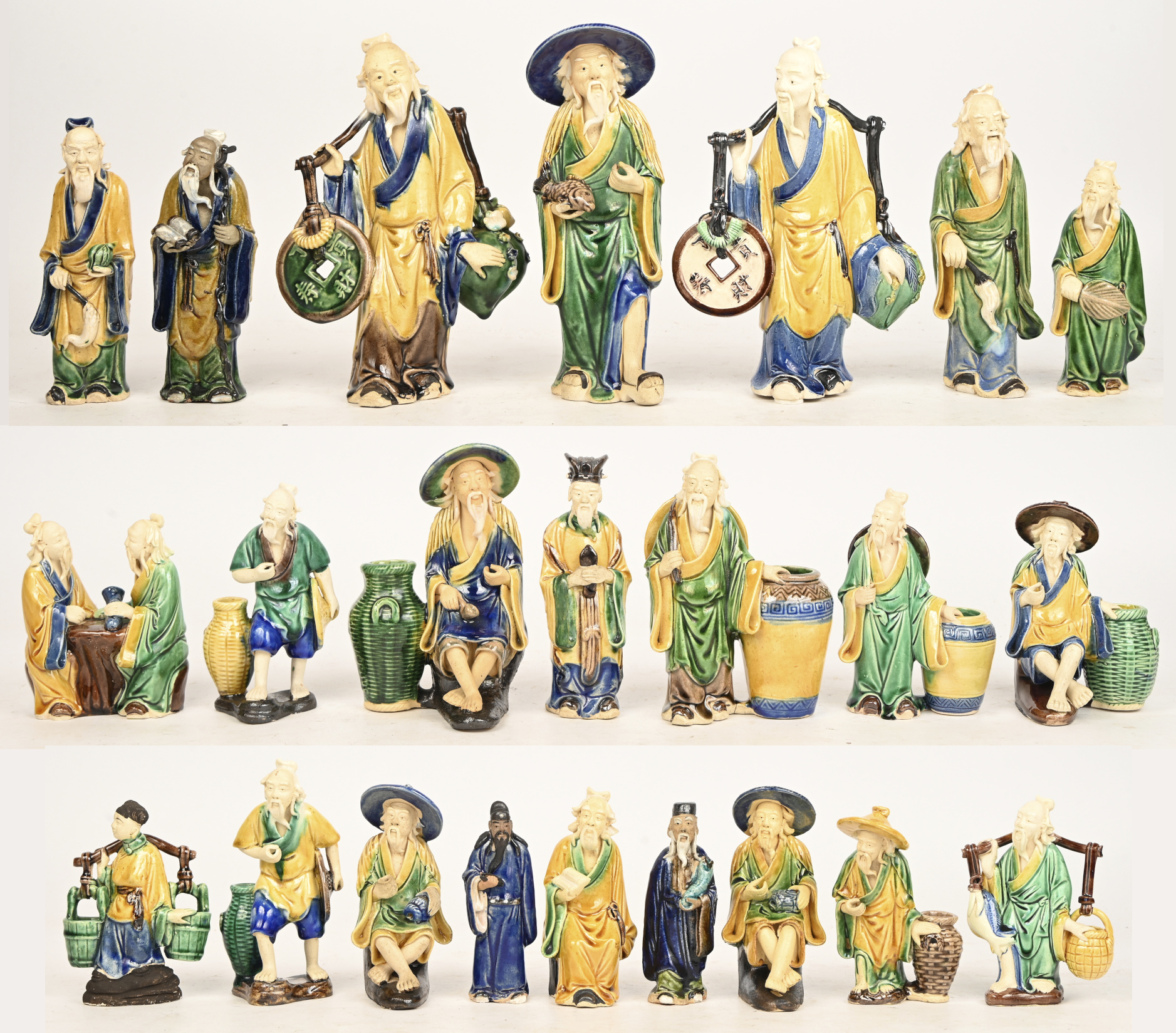 Een lot van 23 Chinese keramische ‘Mudmen’ beeldjes Een lot van 23 Chinese keramische ‘Mudmen’ beeldjes.