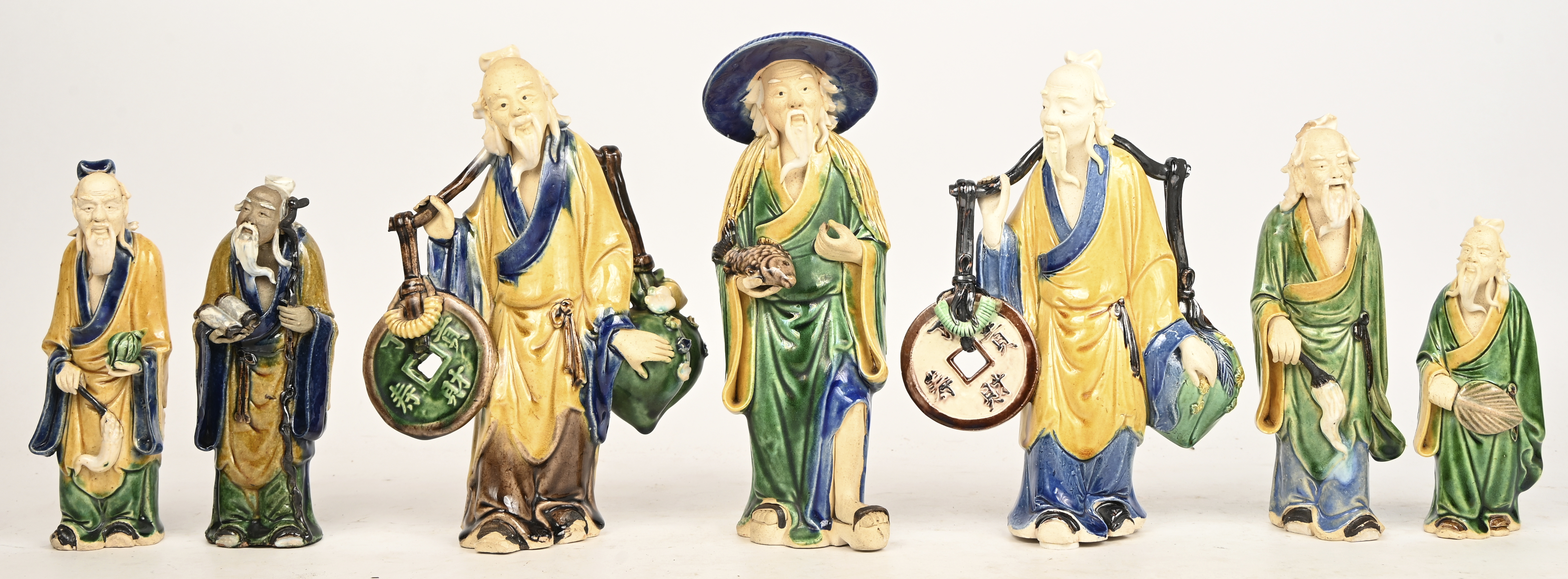 Een lot van 23 Chinese keramische ‘Mudmen’ beeldjes Een lot van 23 Chinese keramische ‘Mudmen’ beeldjes.