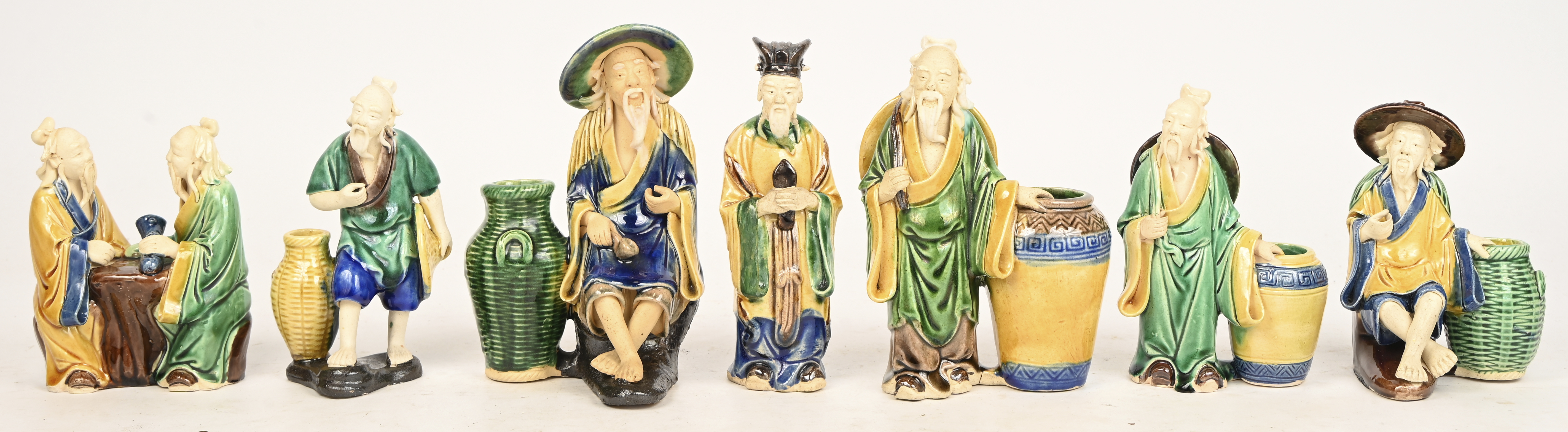 Een lot van 23 Chinese keramische ‘Mudmen’ beeldjes Een lot van 23 Chinese keramische ‘Mudmen’ beeldjes.