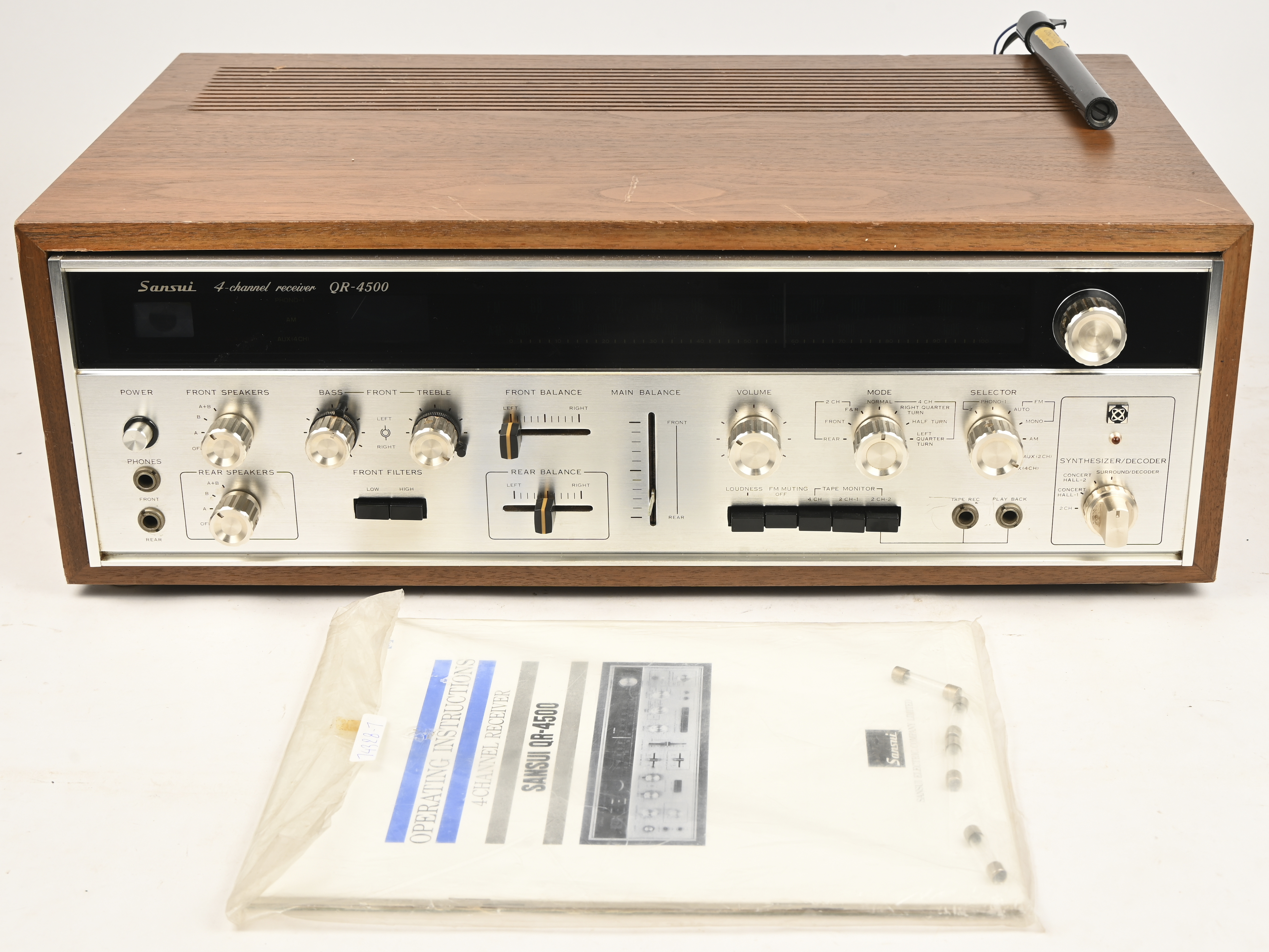 Een vintage quadrophonic versterker, Sansui QR 4500, te reviseren, antenne hangt los, één schuifknop ontbreekt en 2 eindtrappen te vervangen. Met originele handleiding Een vintage quadrophonic versterker, Sansui QR 4500, te reviseren, antenne hangt los, één schuifknop ontbreekt en 2 eindtrappen te vervangen. Met originele handleiding.