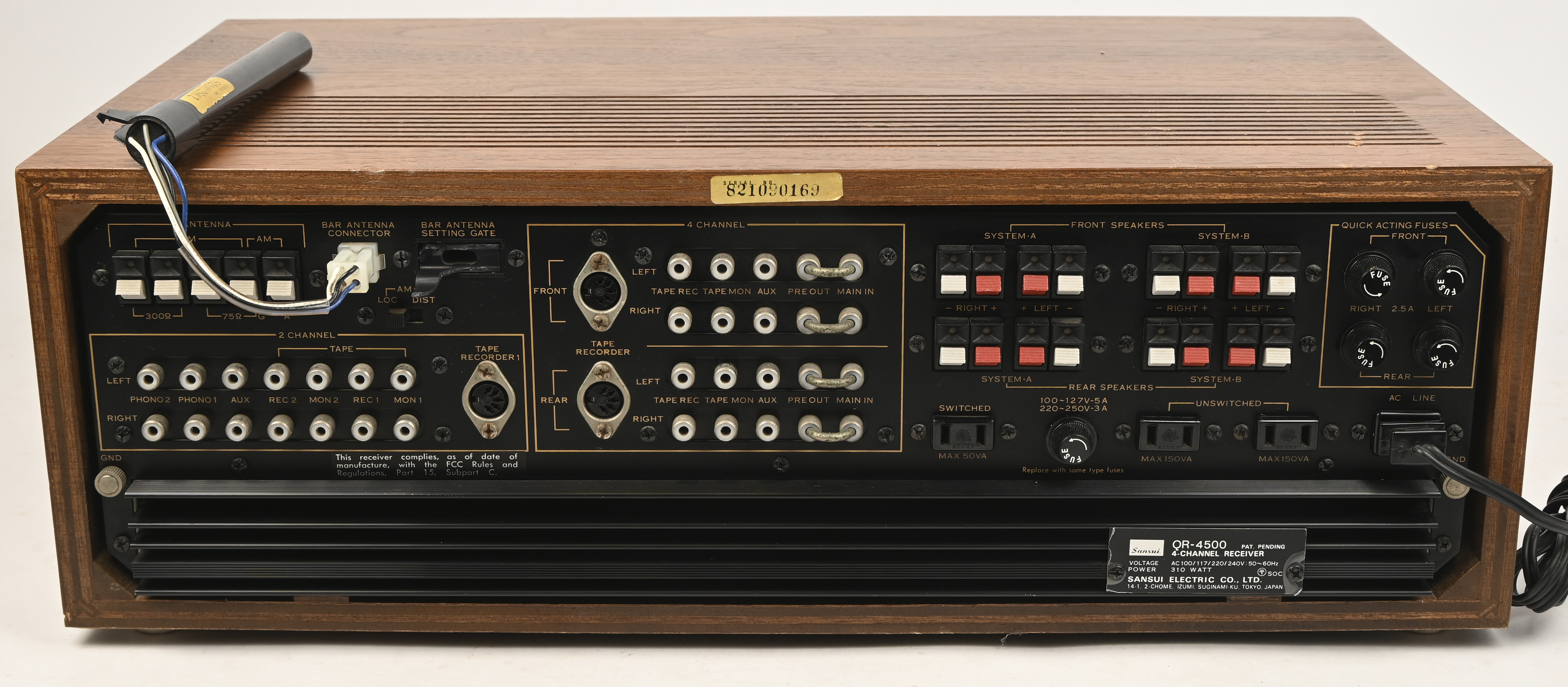 Een vintage quadrophonic versterker, Sansui QR 4500, te reviseren, antenne hangt los, één schuifknop ontbreekt en 2 eindtrappen te vervangen. Met originele handleiding Een vintage quadrophonic versterker, Sansui QR 4500, te reviseren, antenne hangt los, één schuifknop ontbreekt en 2 eindtrappen te vervangen. Met originele handleiding.