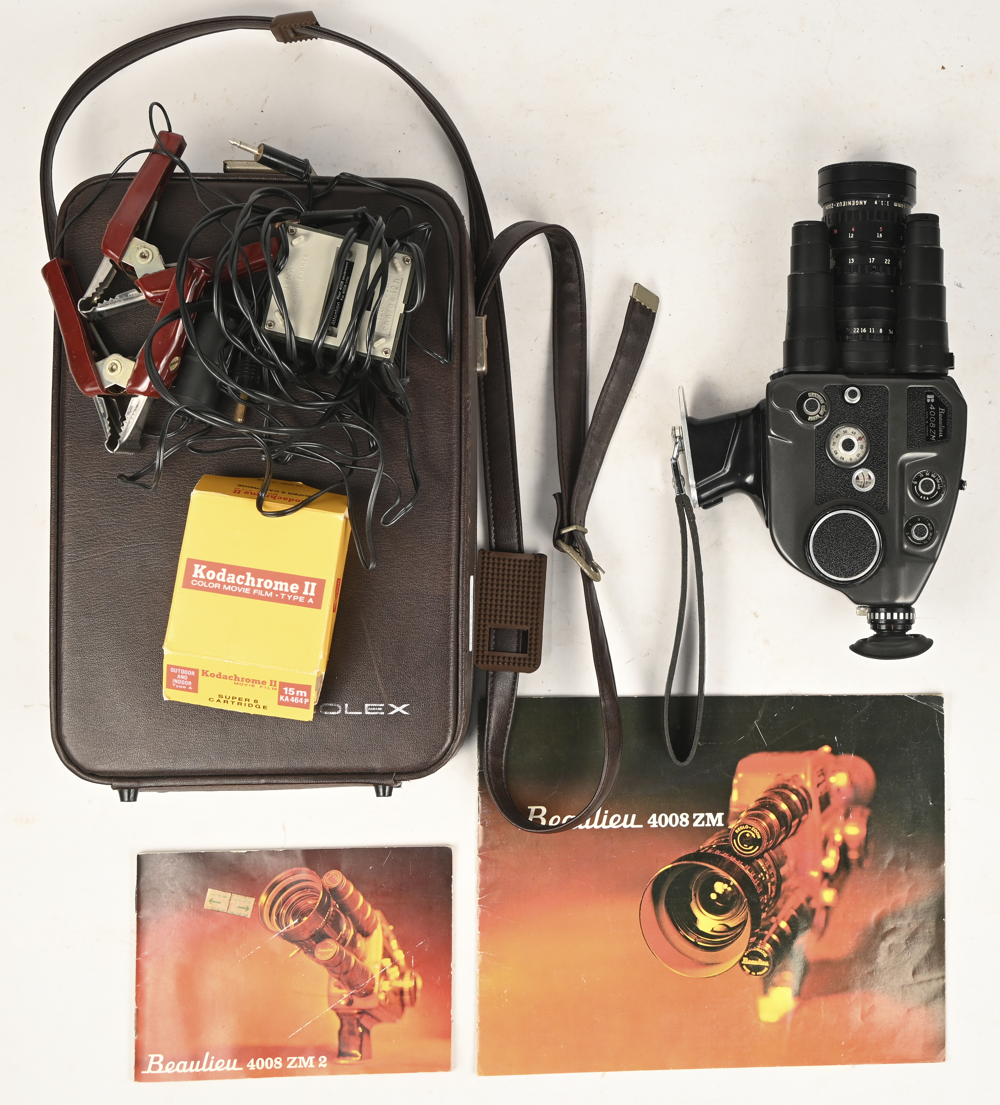 Een vintage super 8 camera, Bolex Beaulieu 4800 ZM. Met folders en toebehoren Een vintage super 8 camera, Bolex Beaulieu 4800 ZM. Met folders en toebehoren.