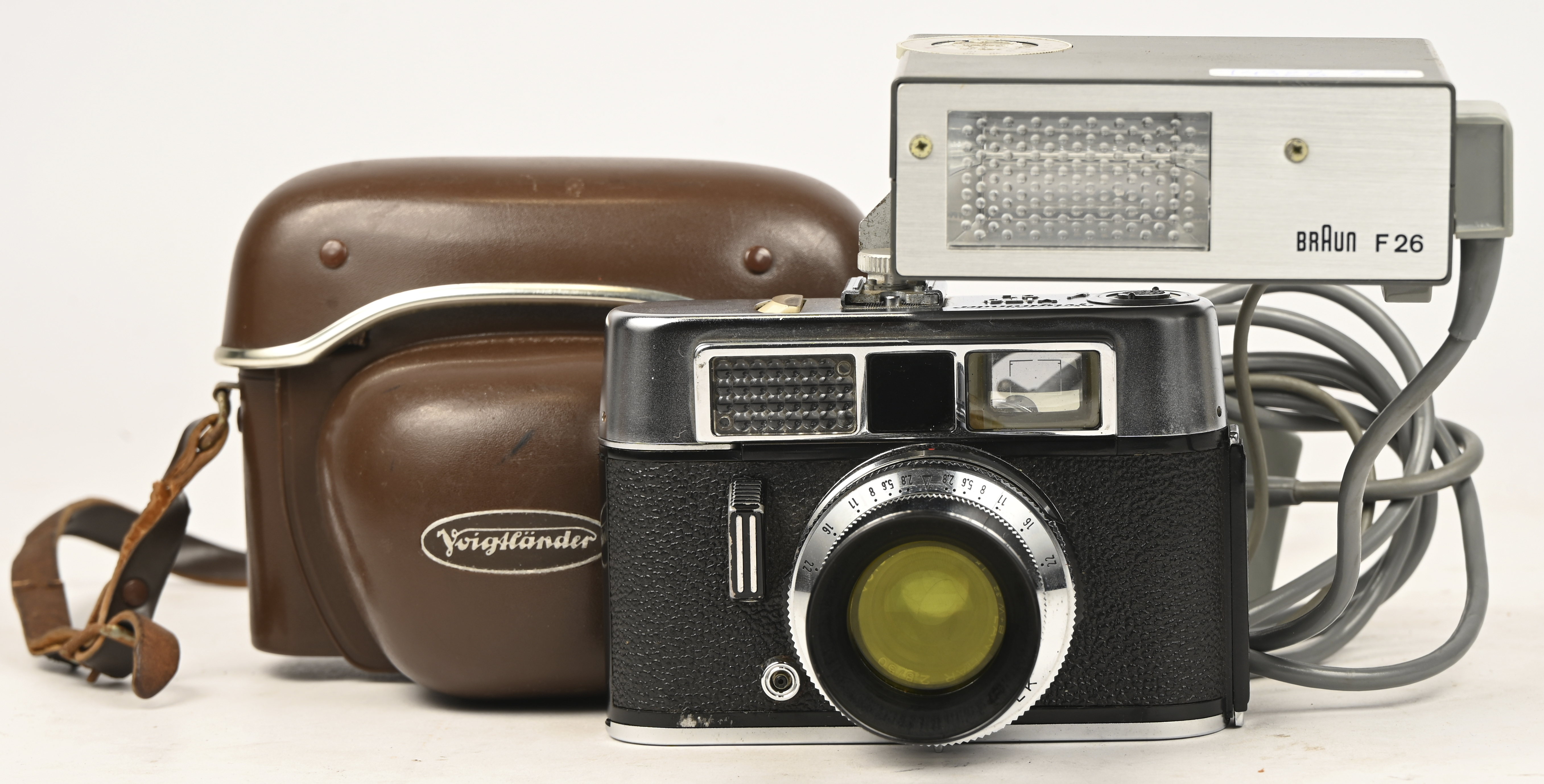 Een vintage fototoestel, Voightlander Vito Cl. Toegevoegd een flits Braun F26 Een vintage fototoestel, Voightlander Vito Cl. Toegevoegd een flits Braun F26.