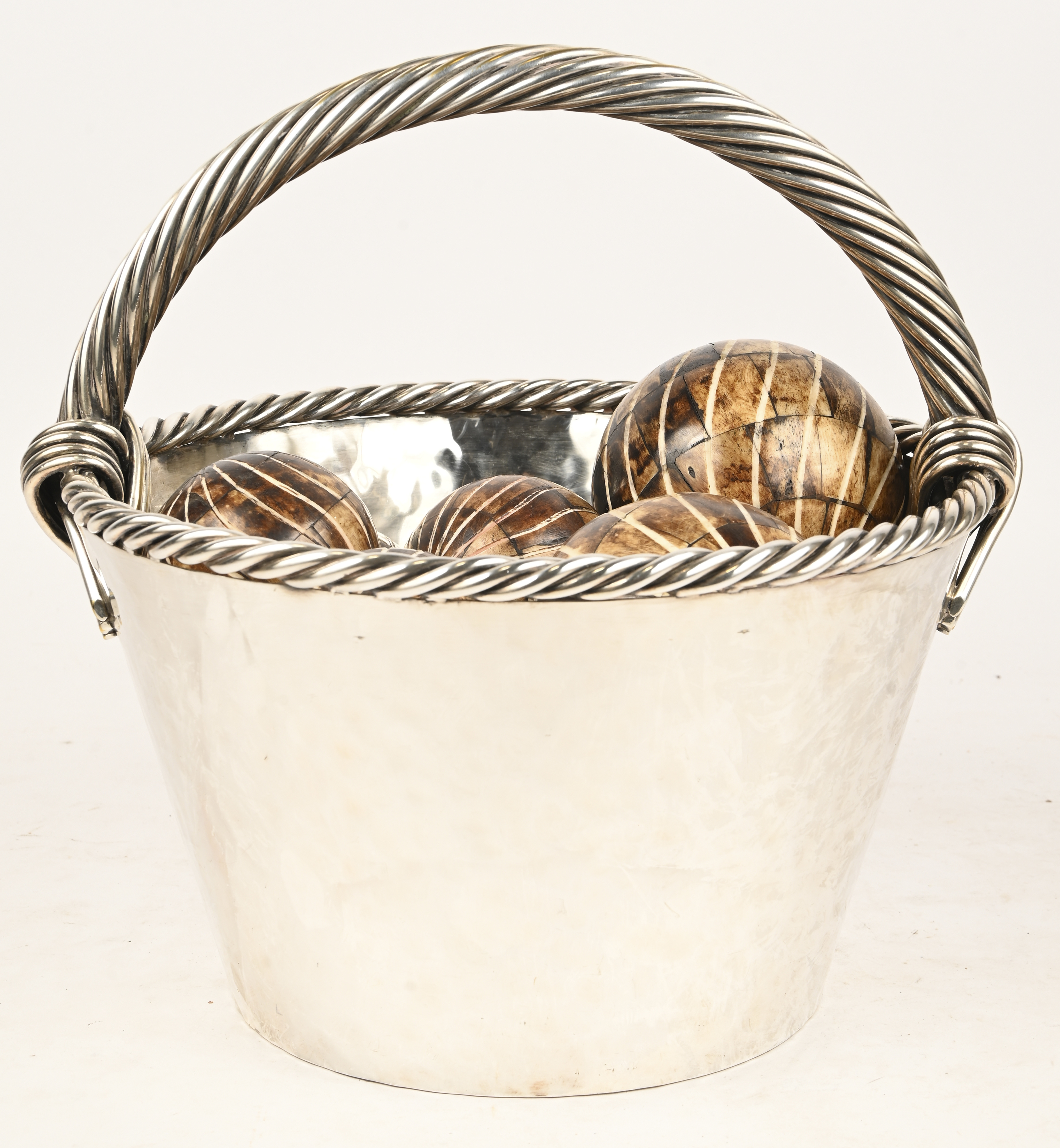 Een champagnekoeler in de vorm van een mand met gedraaid handvat. Gemerkt. We voegen er een lot decoratieve bollen aan toe Een champagnekoeler in de vorm van een mand met gedraaid handvat. Gemerkt. We voegen er een lot decoratieve bollen aan toe.