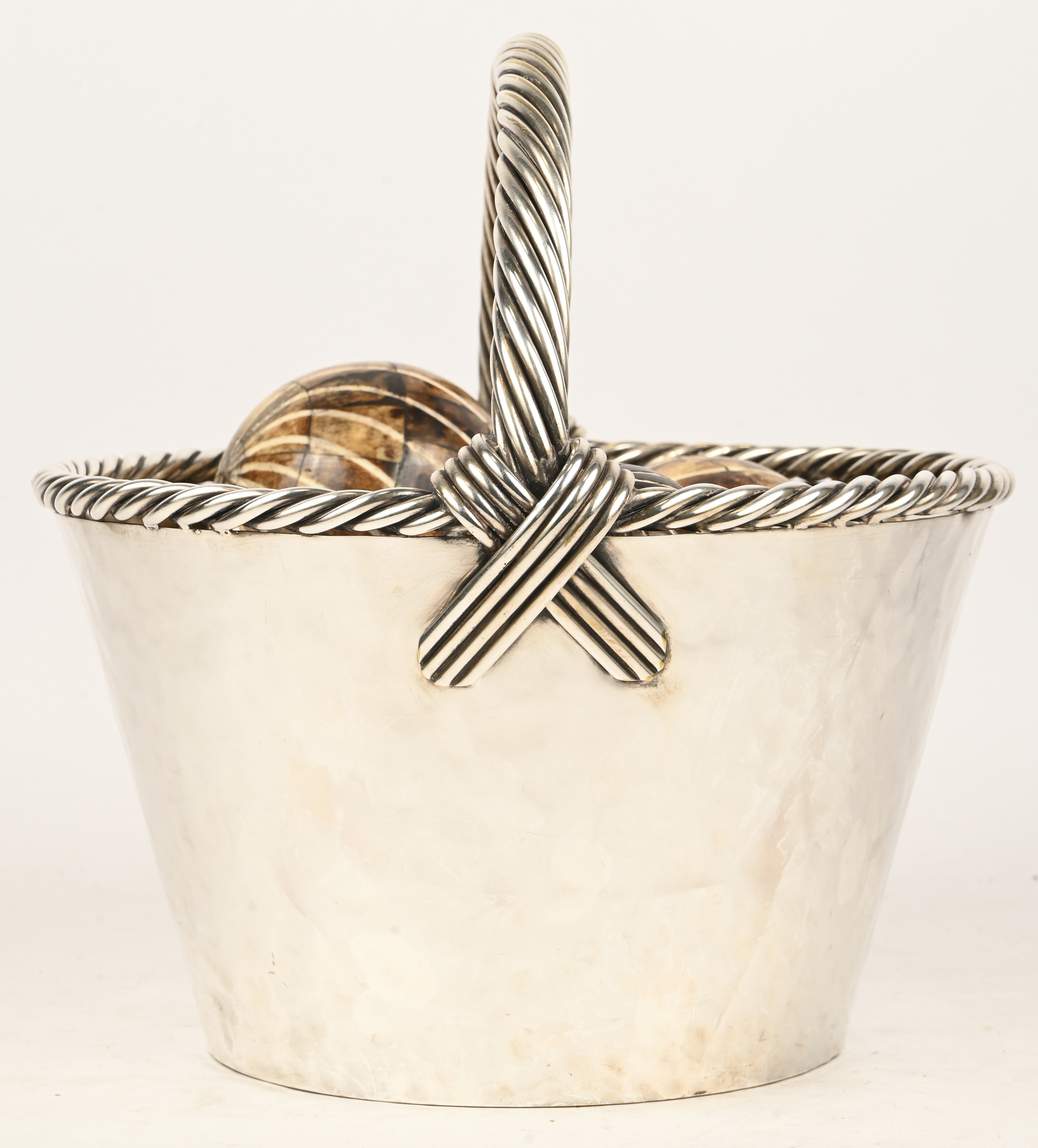 Een champagnekoeler in de vorm van een mand met gedraaid handvat. Gemerkt. We voegen er een lot decoratieve bollen aan toe Een champagnekoeler in de vorm van een mand met gedraaid handvat. Gemerkt. We voegen er een lot decoratieve bollen aan toe.