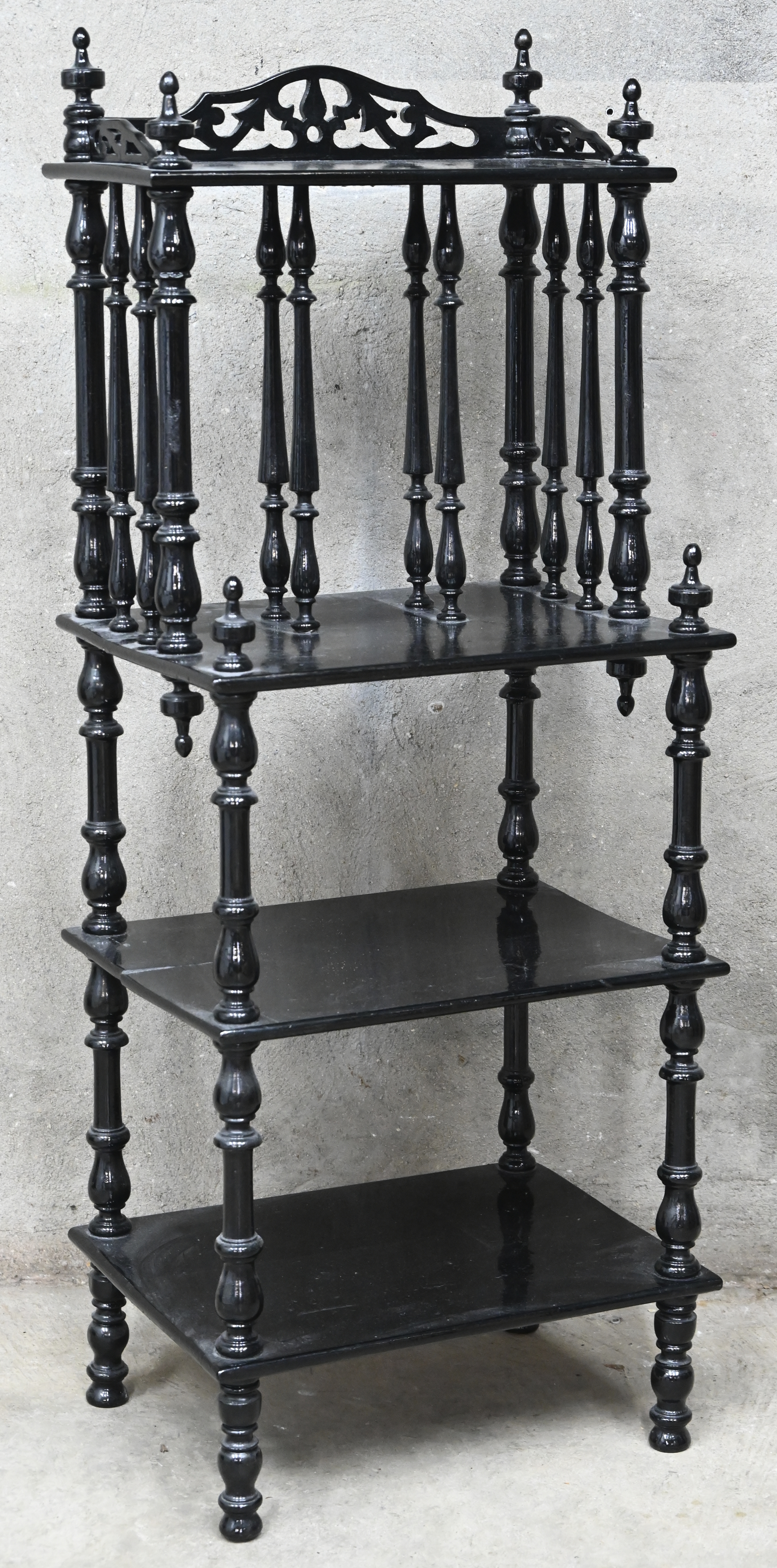 Een massief houten zwartgeschilderd bijzetmeubel Een massief houten zwartgeschilderd bijzetmeubel.