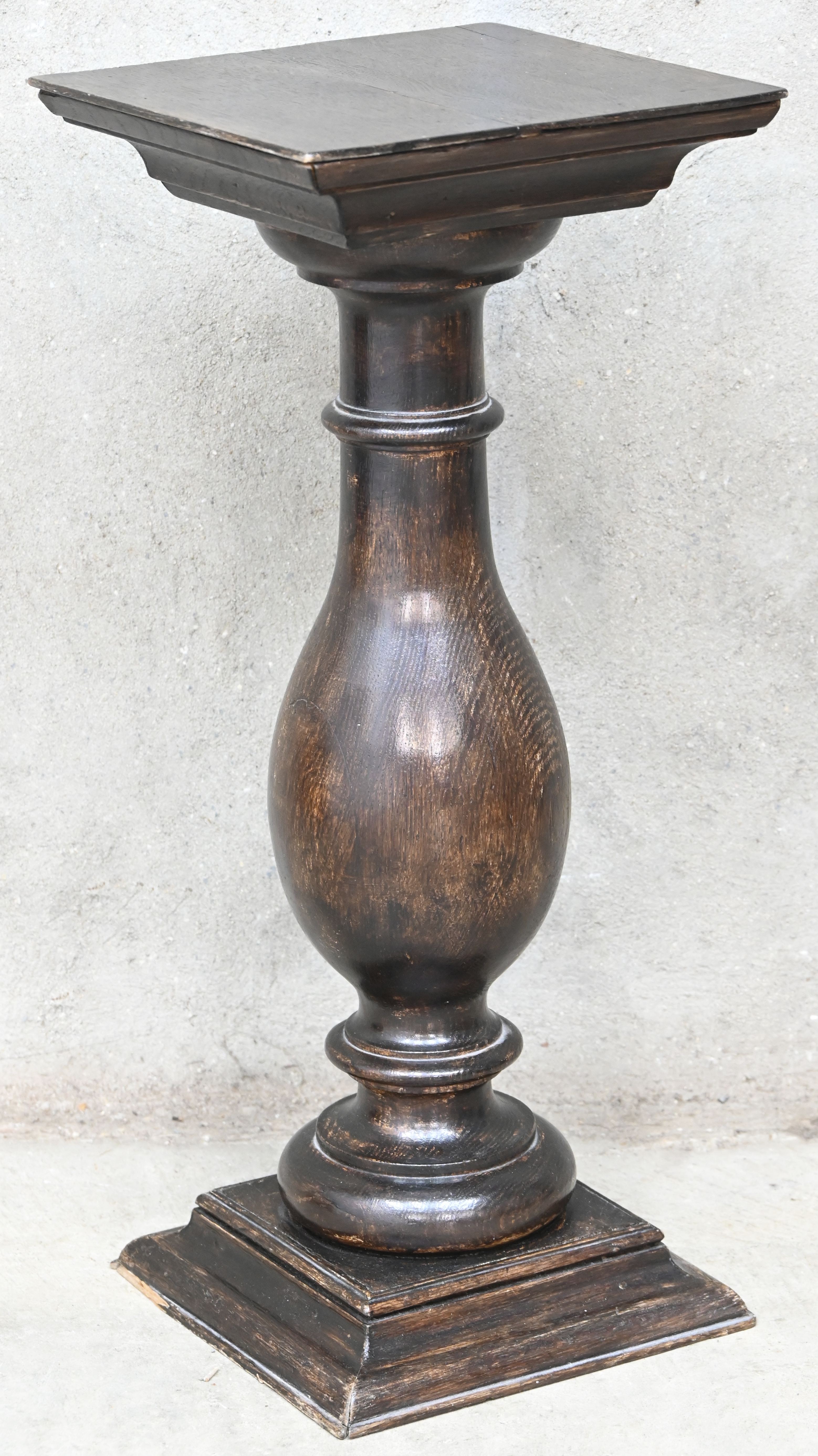 Een massief eikenhouten plantenstaander met gedraaide voet Een massief eikenhouten plantenstaander met gedraaide voet.