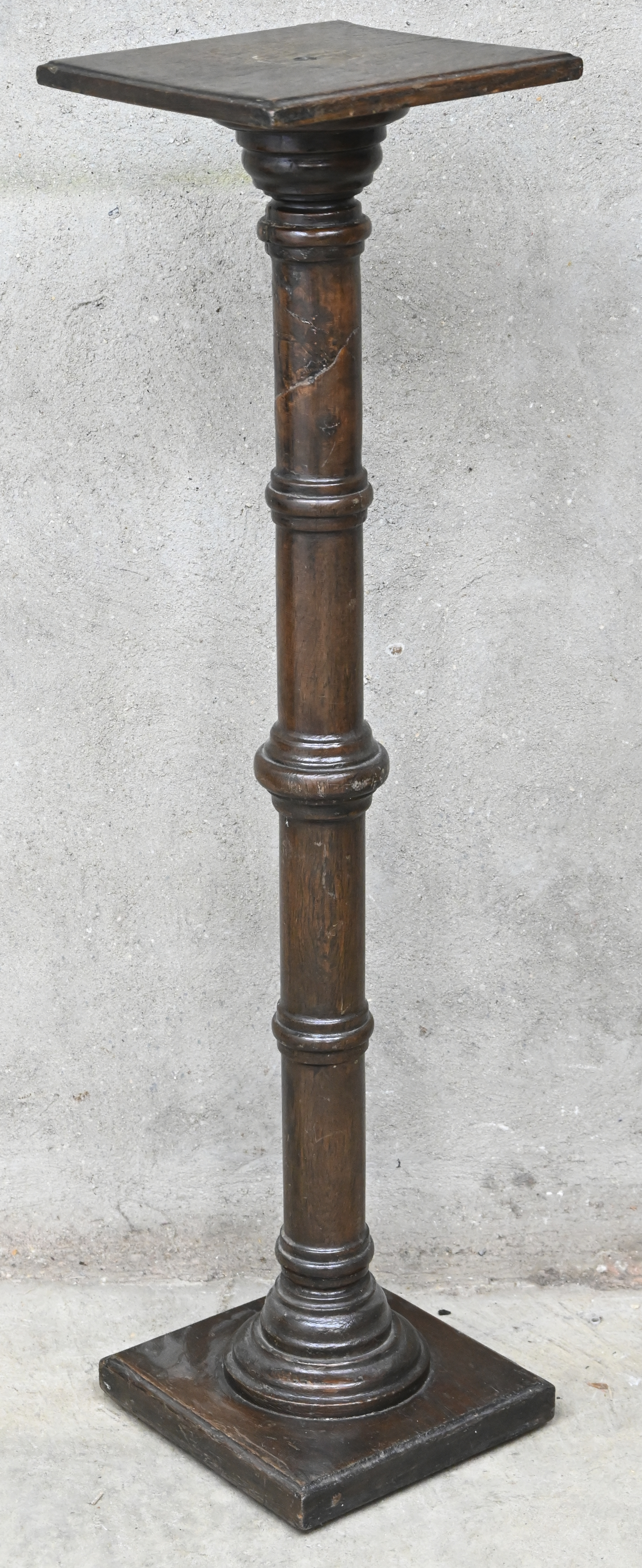 Een massief eikenhouten plantenstaander met gedraaide voet. Bovenaan gelijmd Een massief eikenhouten plantenstaander met gedraaide voet. Bovenaan gelijmd.