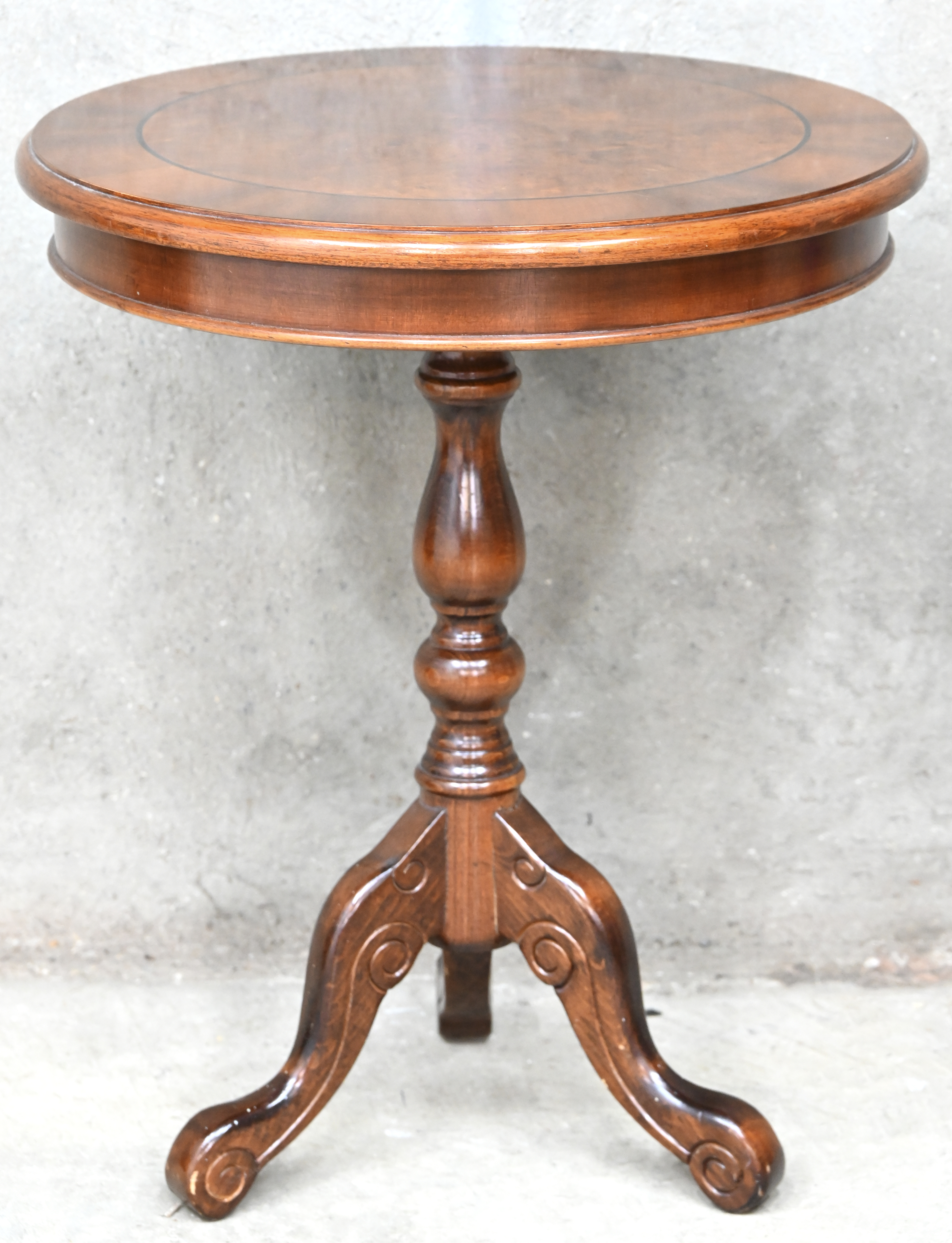 Een rond houten bijzettafeltje Een rond houten bijzettafeltje.