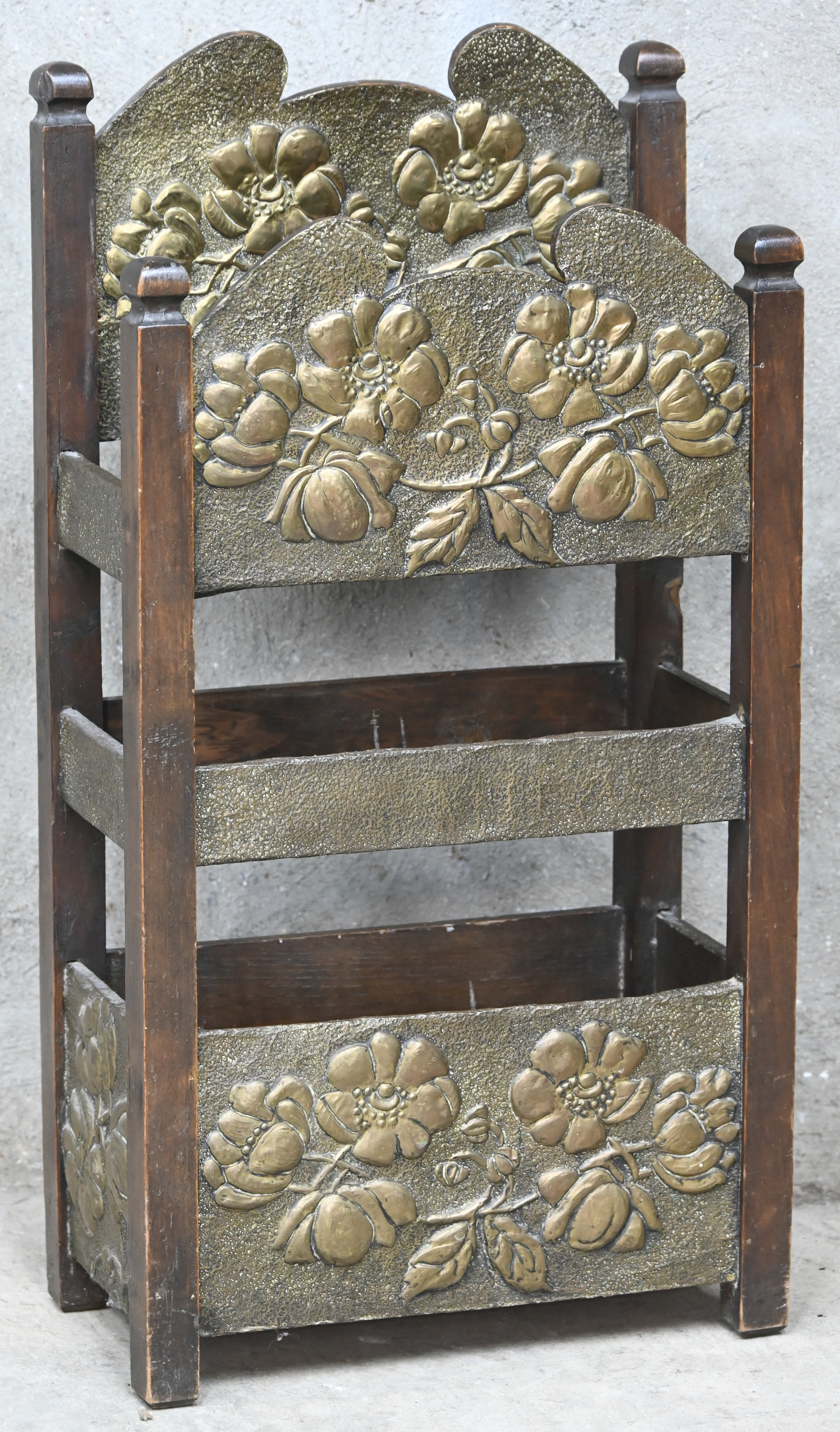 Een art-deco paraplubak, hout met Dinanterie Een art-deco paraplubak, hout met Dinanterie.