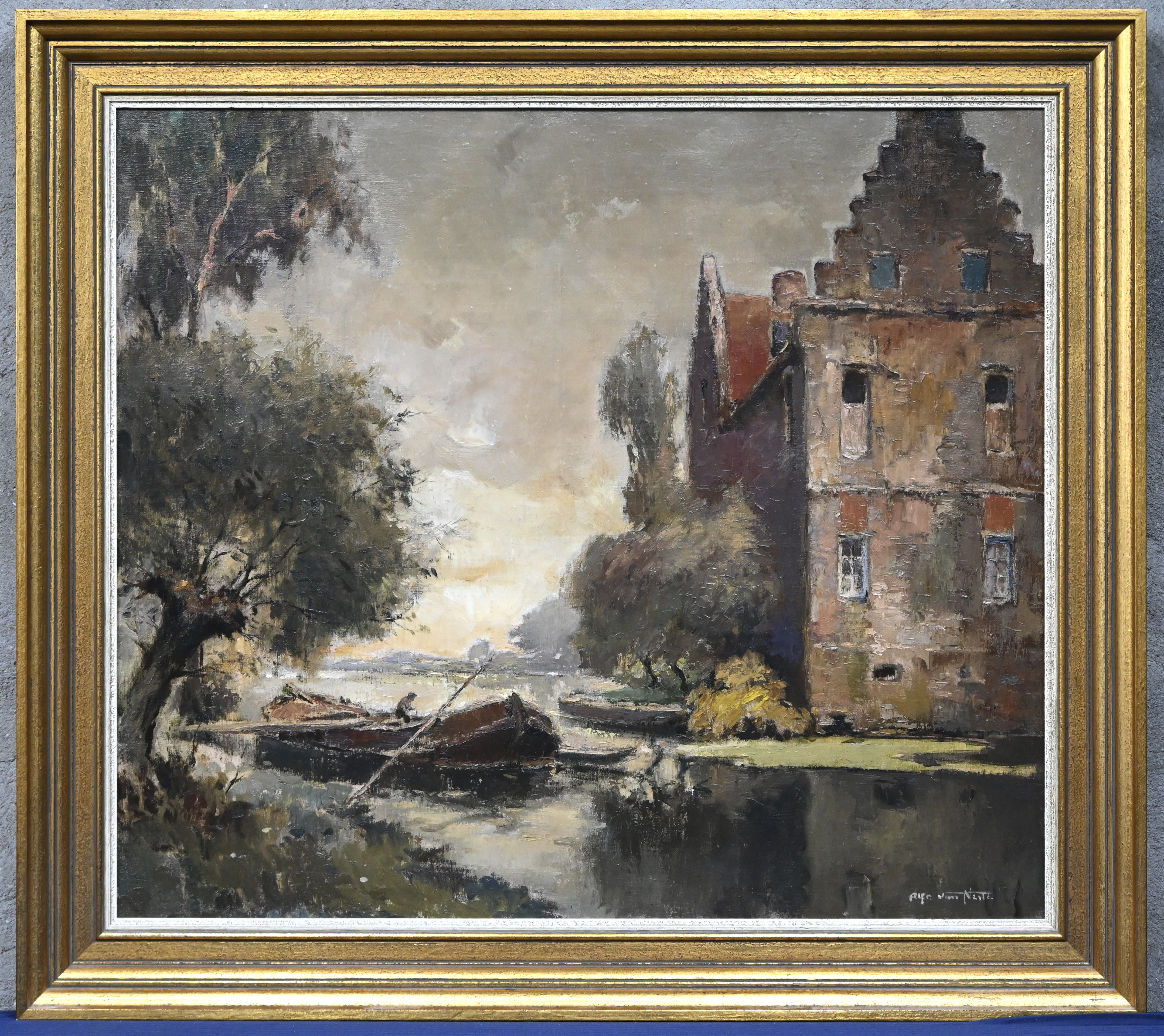 “Aan het water”, een schilderij, olieverf op doek in vergulde kader, gesigneerd “Aan het water”, een schilderij, olieverf op doek in vergulde kader, gesigneerd.