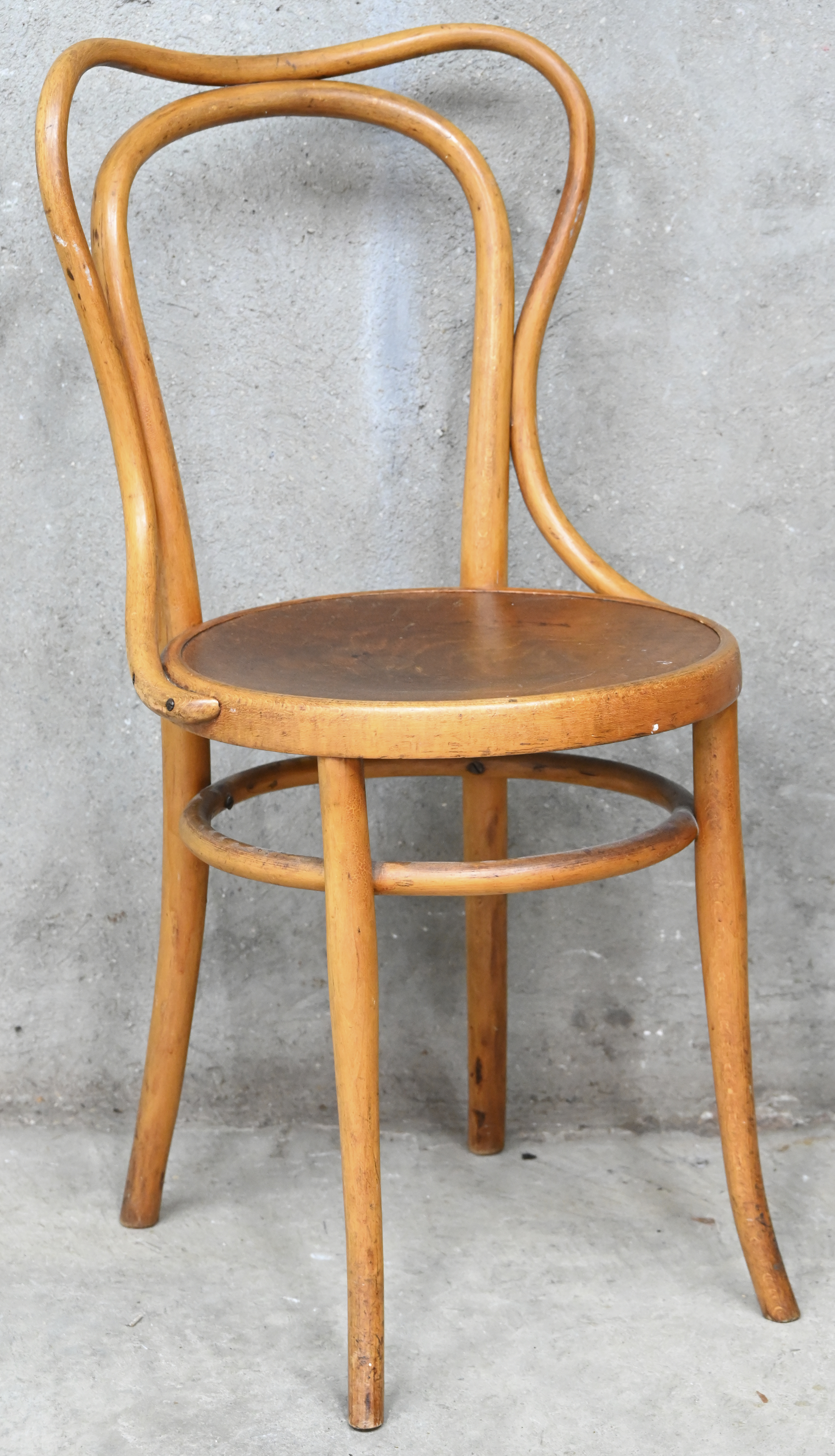 Een stoel in bentwood, gemerkt J & J Kohn Een stoel in bentwood, gemerkt J & J Kohn.