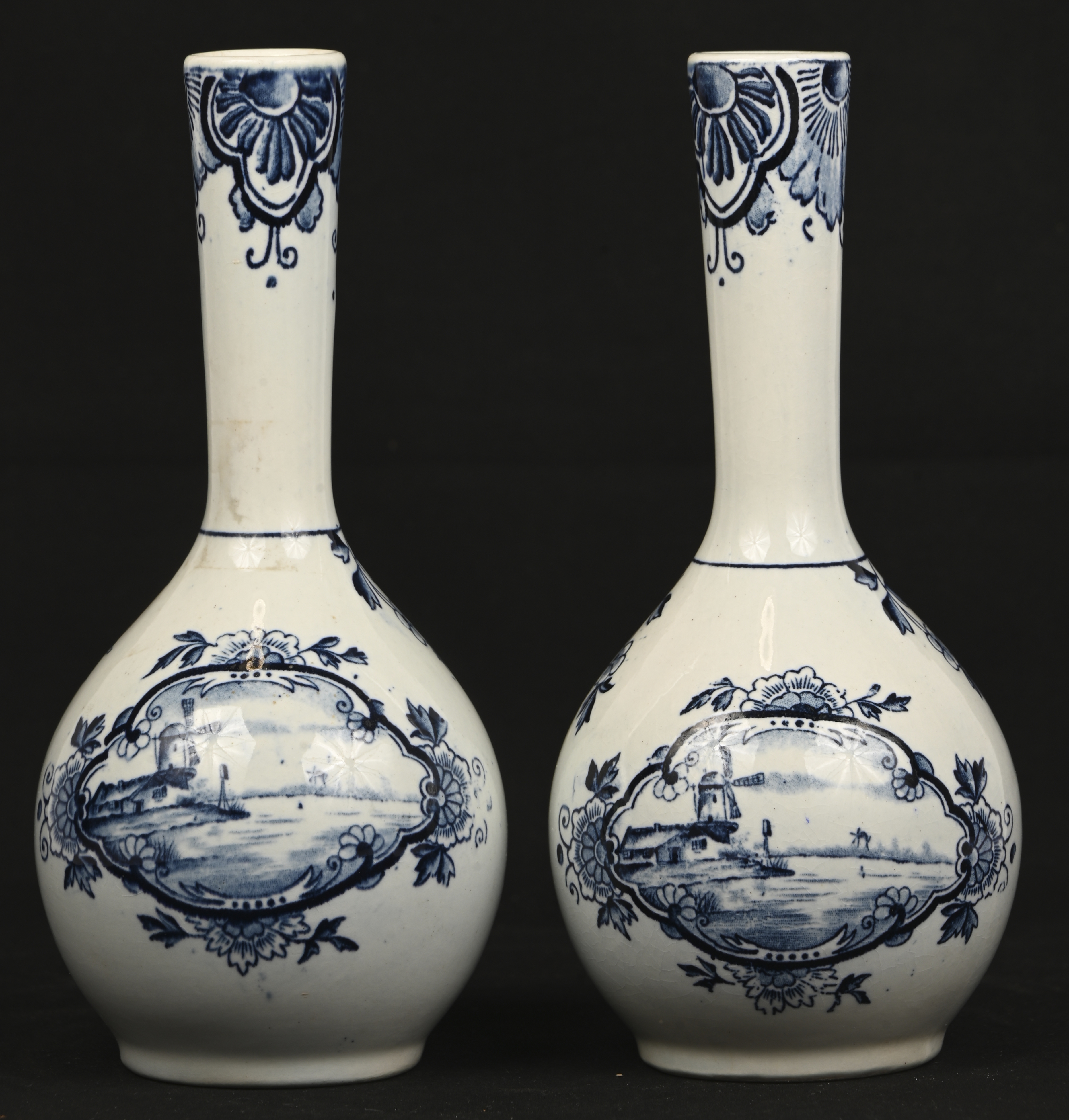Een set van 2 Delftse vaasjes met molen in het decor Een set van 2 Delftse vaasjes met molen in het decor.