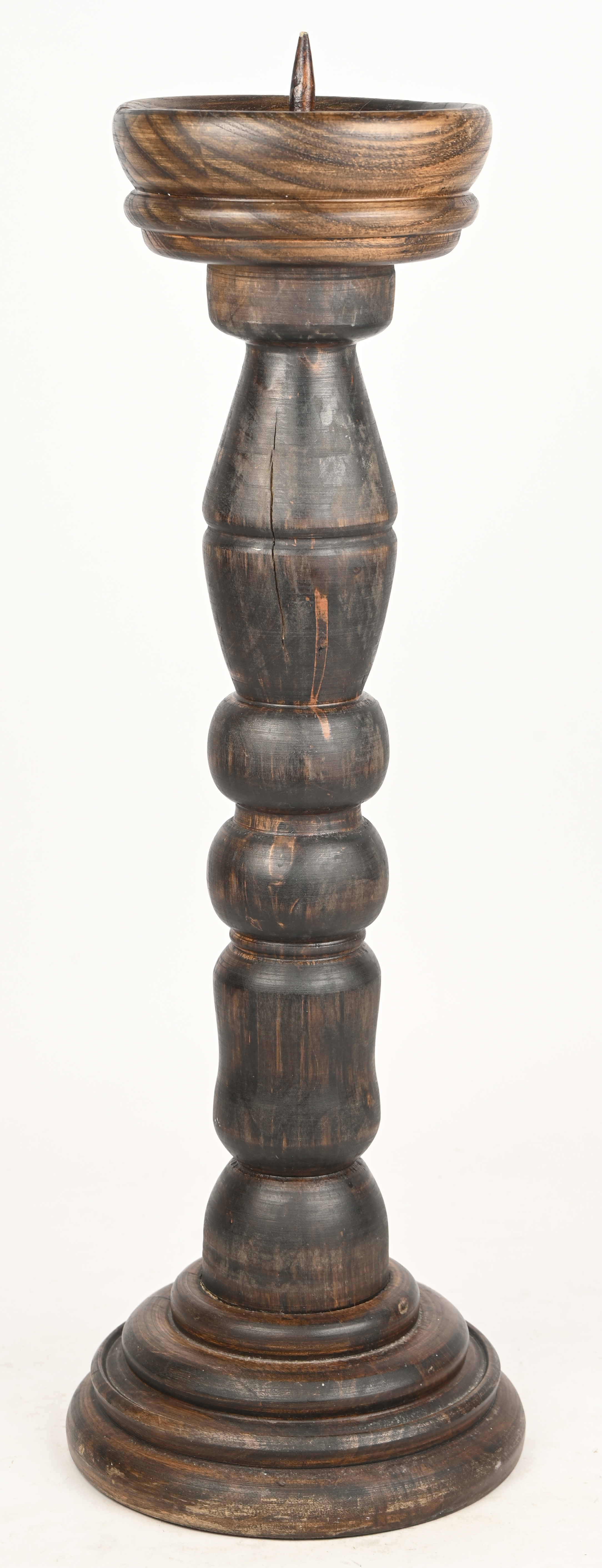 Een massief houten kandelaar Een massief houten kandelaar.