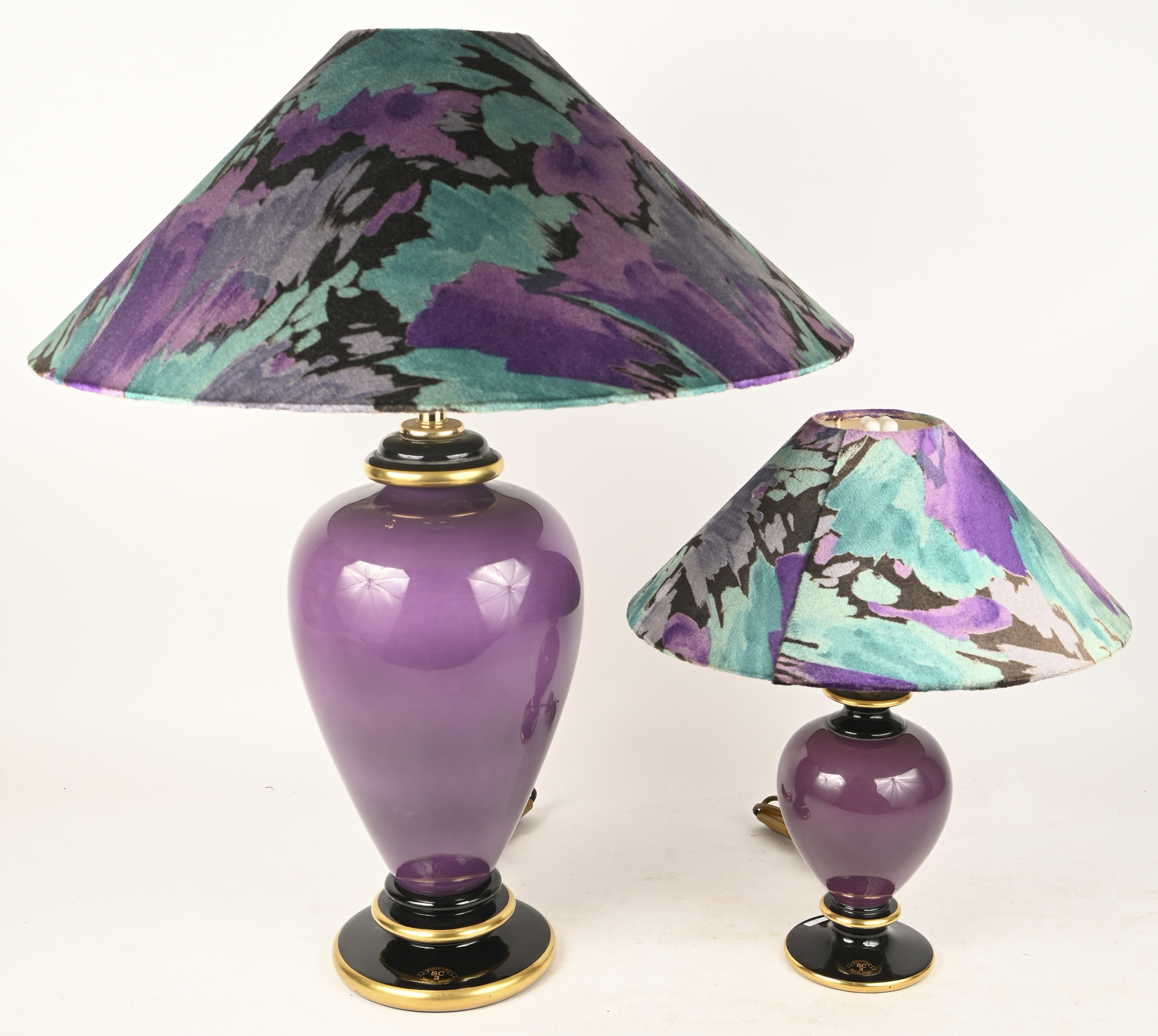 Een set van 2 design lampen met keramische voet, jaren 80/90 van de vorige eeuw, gemerkt Een set van 2 design lampen met keramische voet, jaren 80/90 van de vorige eeuw, gemerkt.