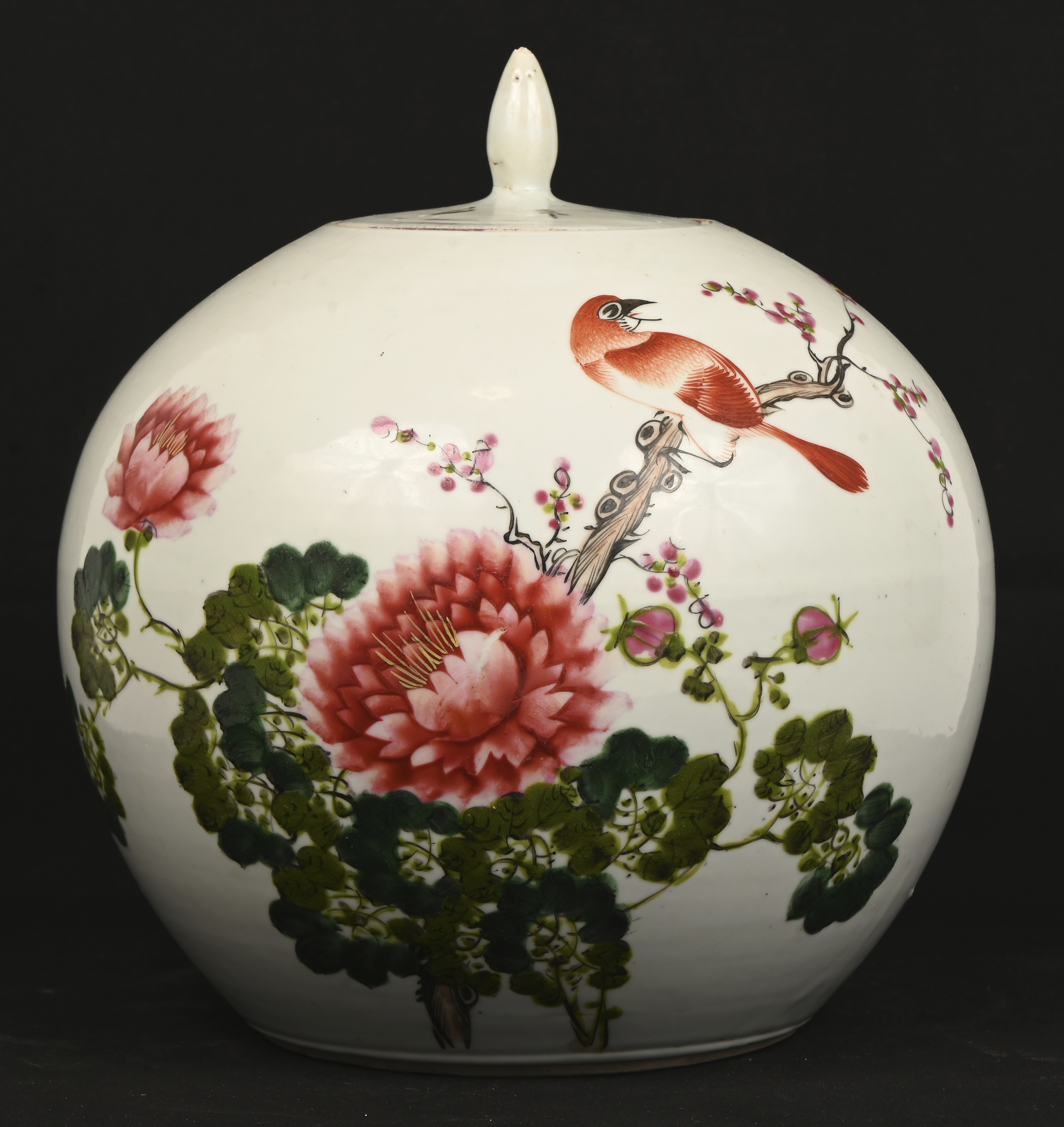 Een Chinees porseleinen gemberpot, gedecoreerd met motieven van bloeiende bloemen en een vogel. Dop van deksel gelijmd Een Chinees porseleinen gemberpot, gedecoreerd met motieven van bloeiende bloemen en een vogel. Dop van deksel gelijmd.
