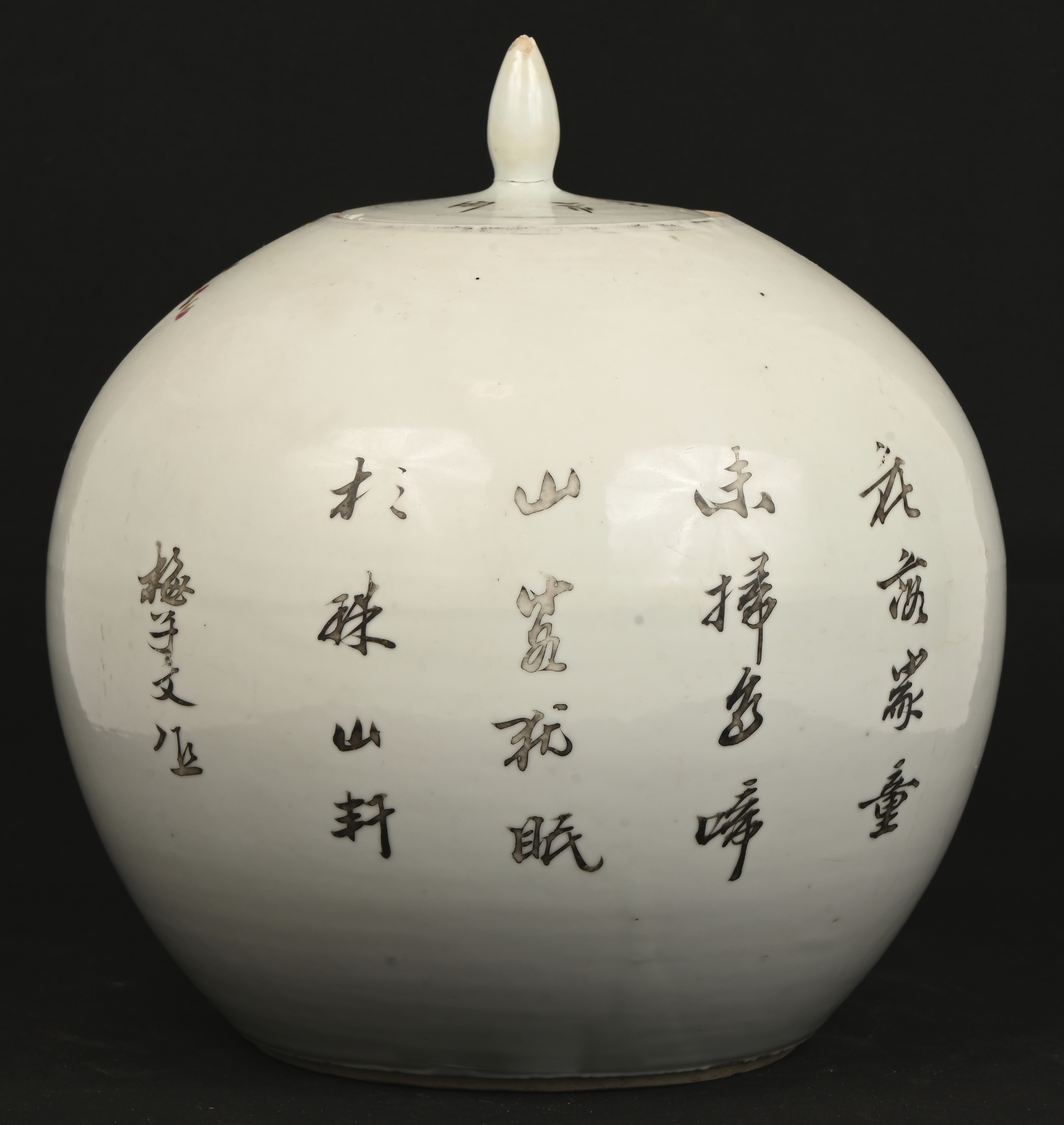 Een Chinees porseleinen gemberpot, gedecoreerd met motieven van bloeiende bloemen en een vogel. Dop van deksel gelijmd Een Chinees porseleinen gemberpot, gedecoreerd met motieven van bloeiende bloemen en een vogel. Dop van deksel gelijmd.