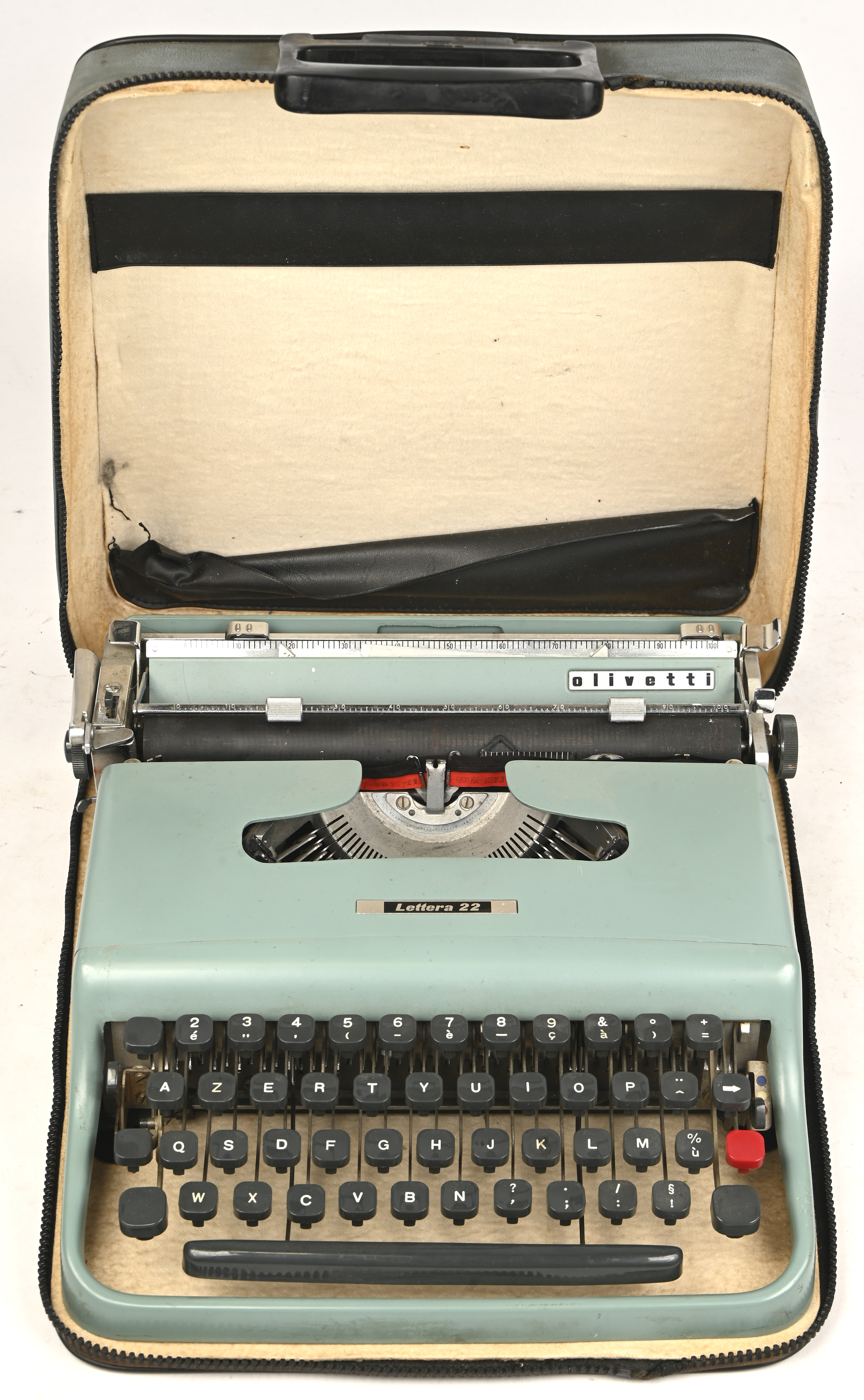 Een vintage Lettera 22 schrijfmachine in originele tas. Werkende staat. AZERTY. Olivetti Een vintage Lettera 22 schrijfmachine in originele tas. Werkende staat. AZERTY. Olivetti.