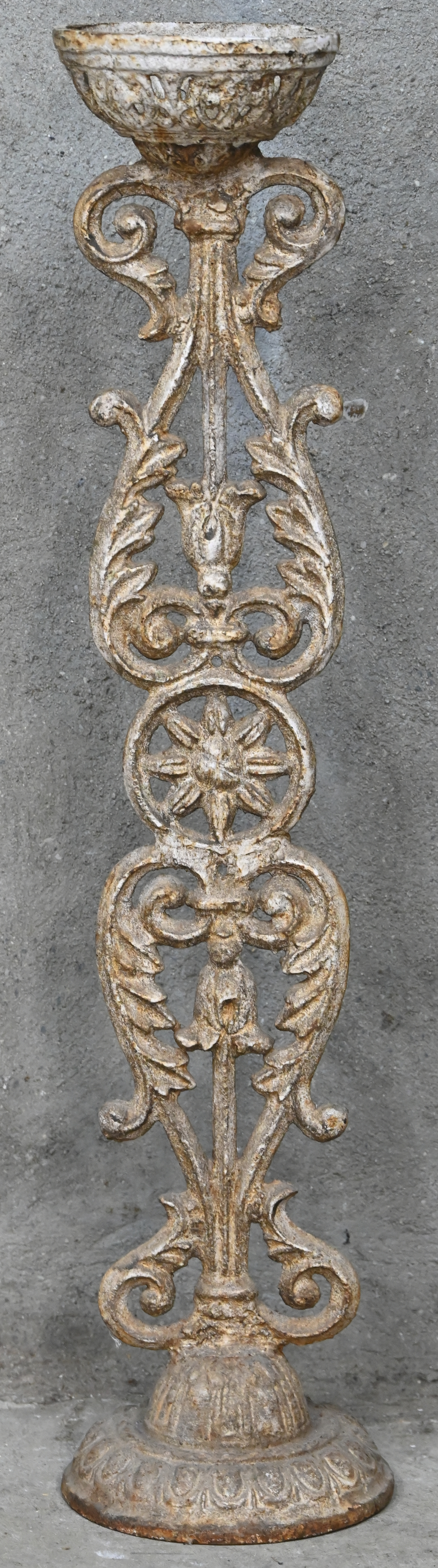 Een gietijzeren staander met neo-klassiek motief Een gietijzeren staander met neo-klassiek motief.