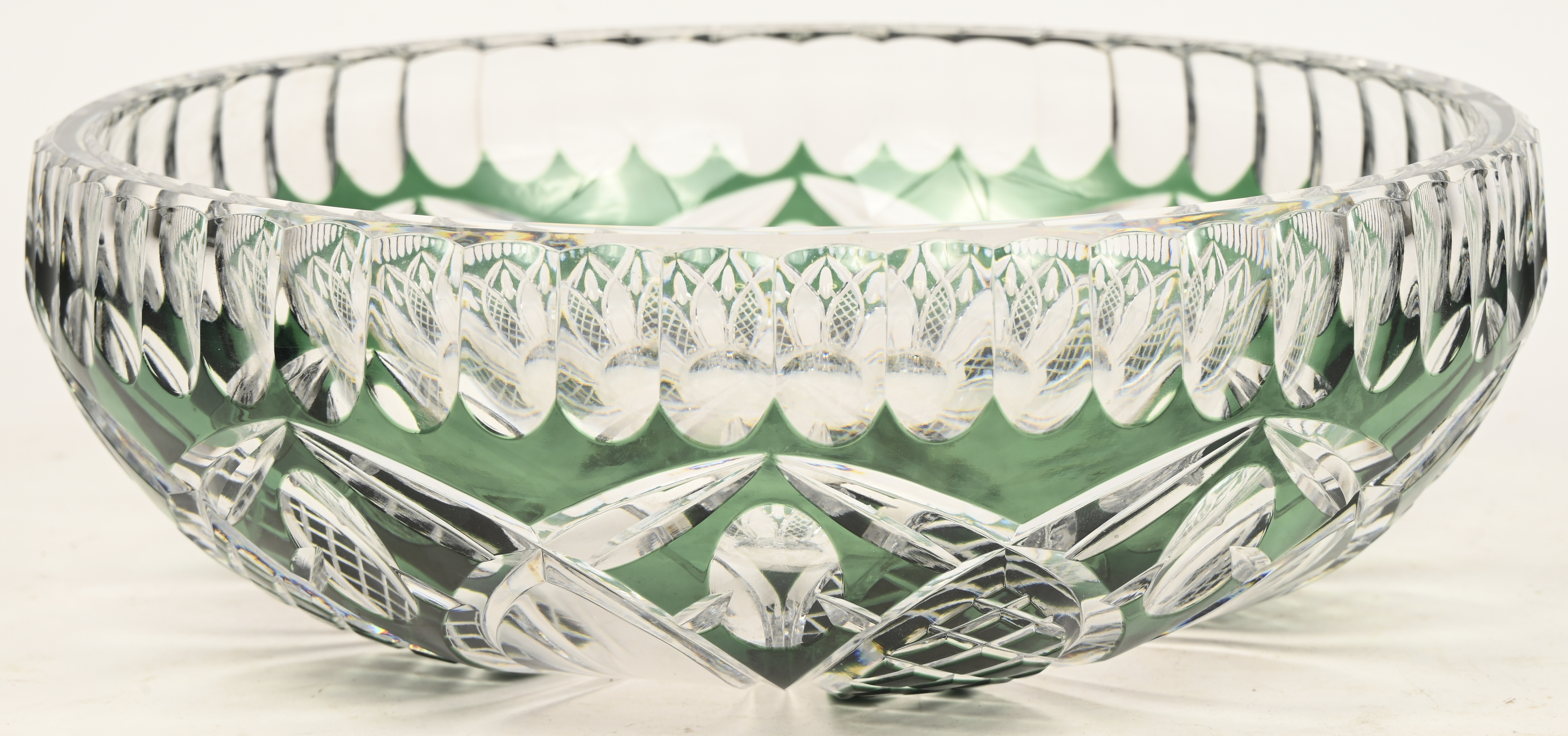 Een kristallen coupe, groen in de massa gekleurd, onderaan gemerkt Een kristallen coupe, groen in de massa gekleurd, onderaan gemerkt.