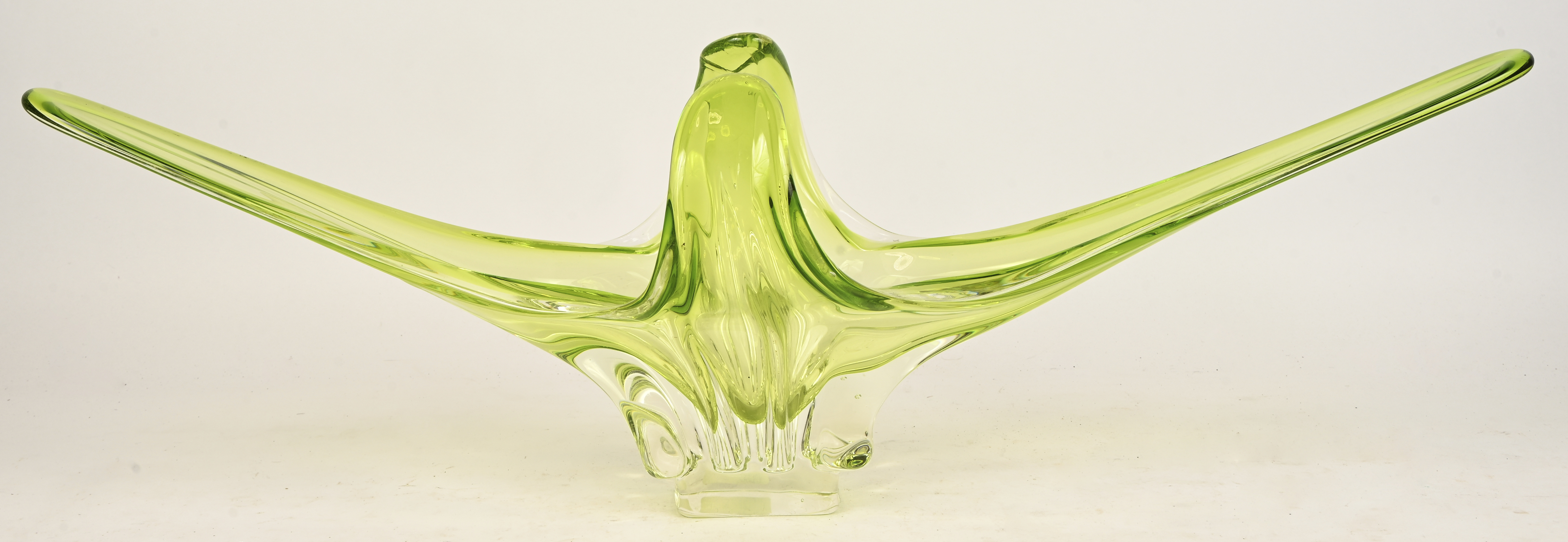 Een lichtgroene vintage schaal uit Muranoglas Een lichtgroene vintage schaal uit Muranoglas.