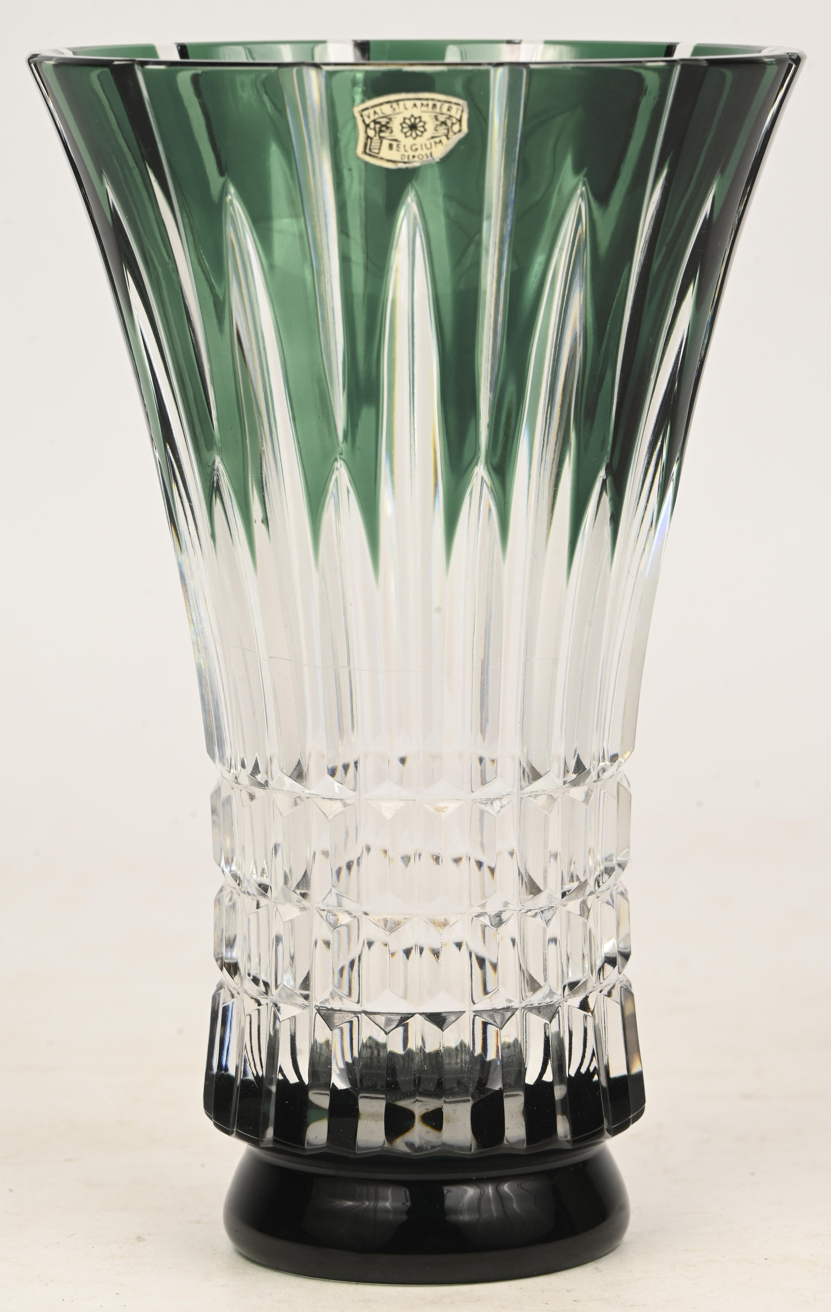 Een geslepen kristallen vaas, groen in de massa gekleurd, onderaan gemerkt Een geslepen kristallen vaas, groen in de massa gekleurd, onderaan gemerkt.