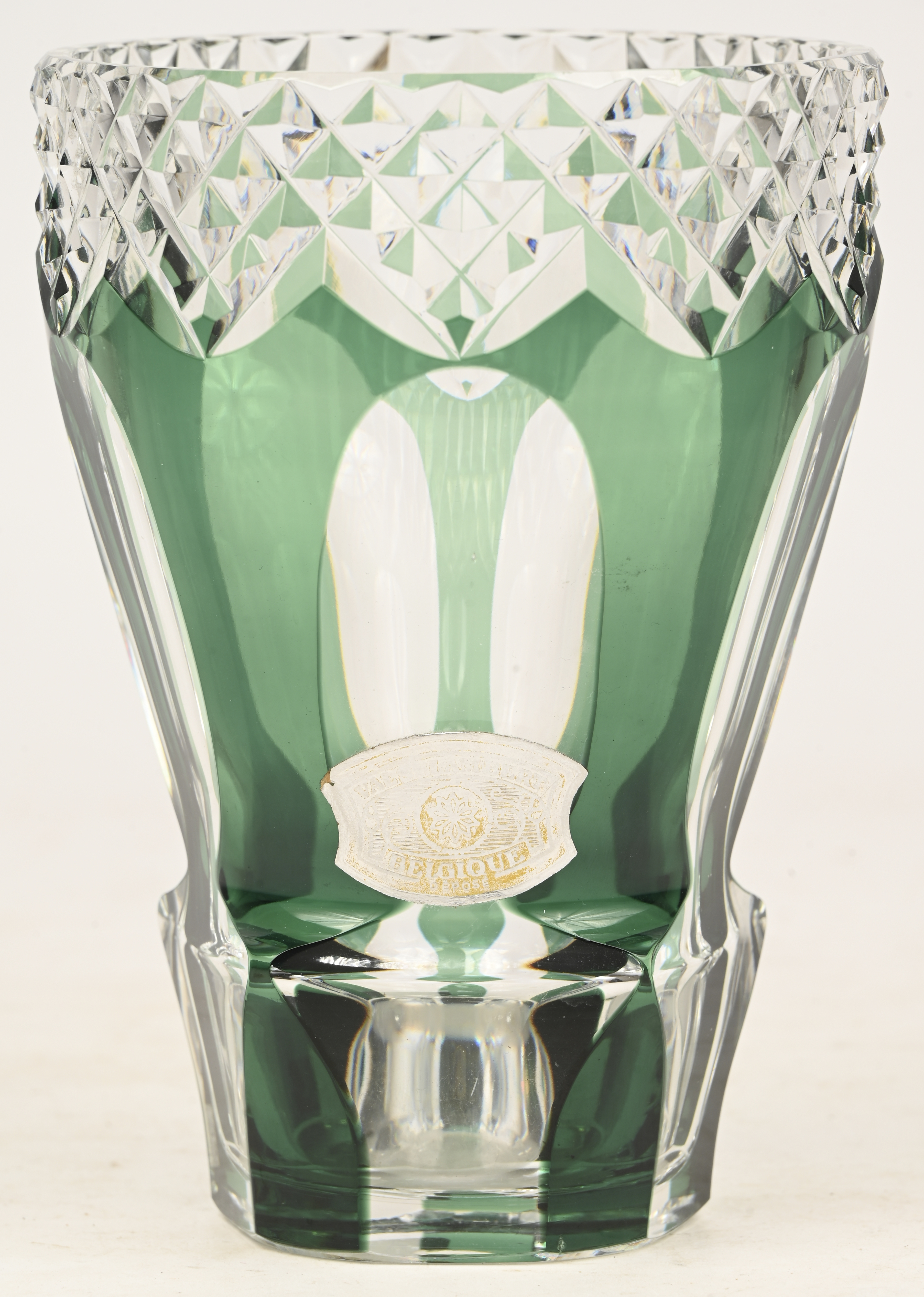 Een geslepen kristallen vaas, groen in de massa gekleurd, met sticker gemerkt Een geslepen kristallen vaas, groen in de massa gekleurd, met sticker gemerkt.