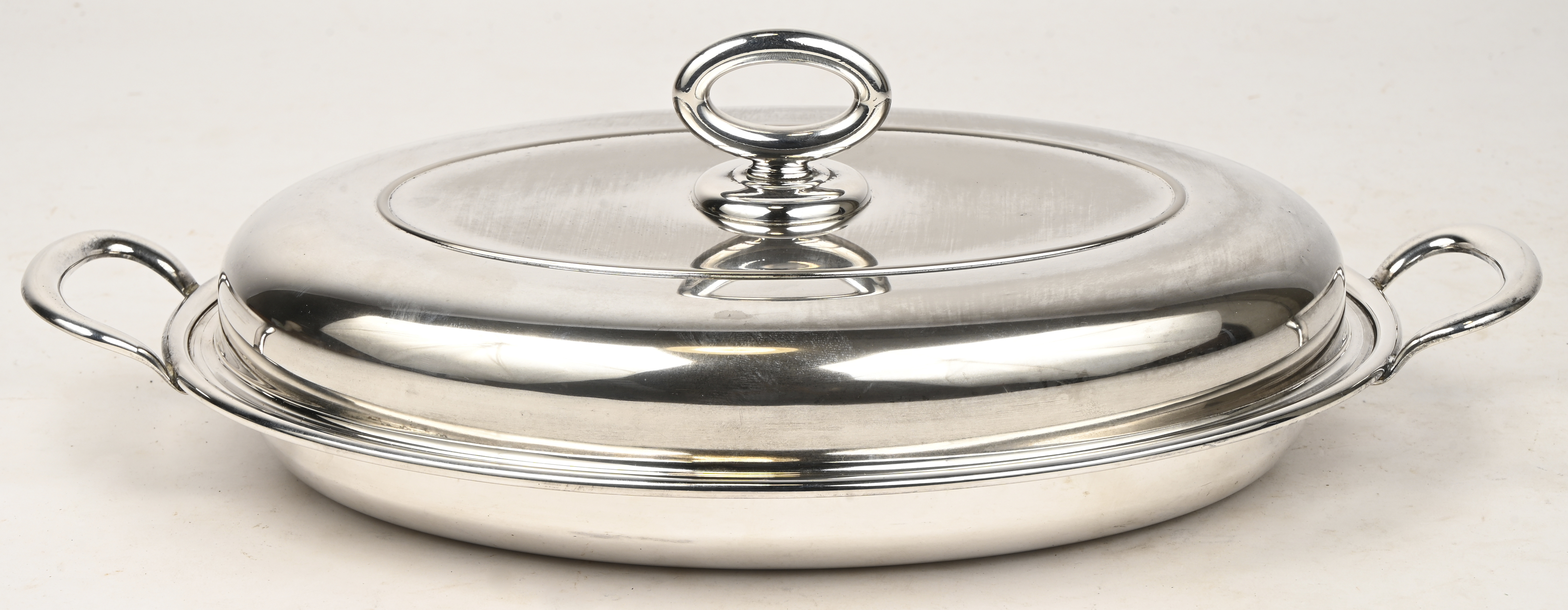 Een inoxen braadschaal met Pyrex inzet, Olri Ruwe Een inoxen braadschaal met Pyrex inzet, Olri Ruwe.