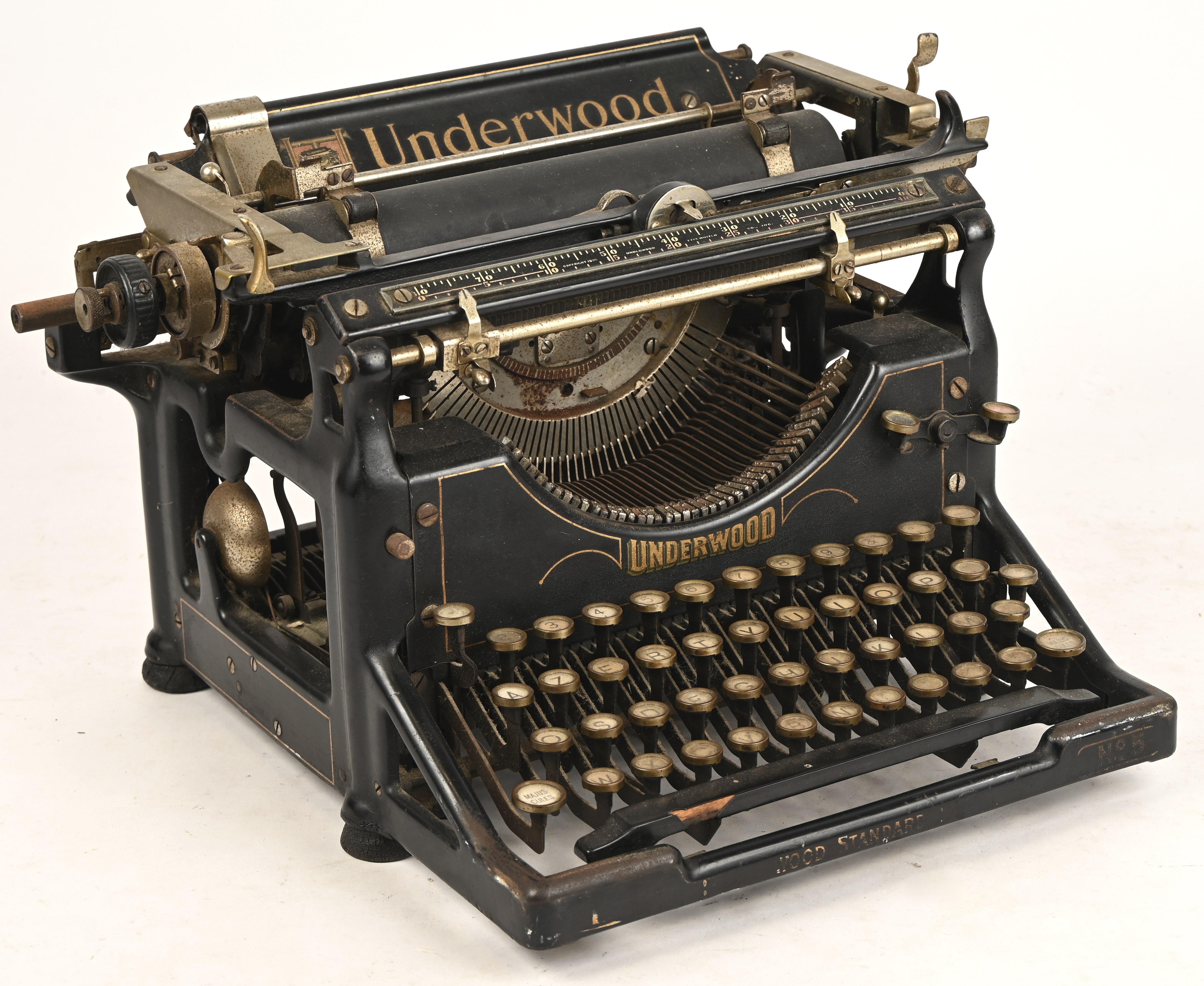 Een schrijfmachine, Underwood No. 5. Sommige toetsen moeten herzien worden Een schrijfmachine, Underwood No. 5. Sommige toetsen moeten herzien worden.