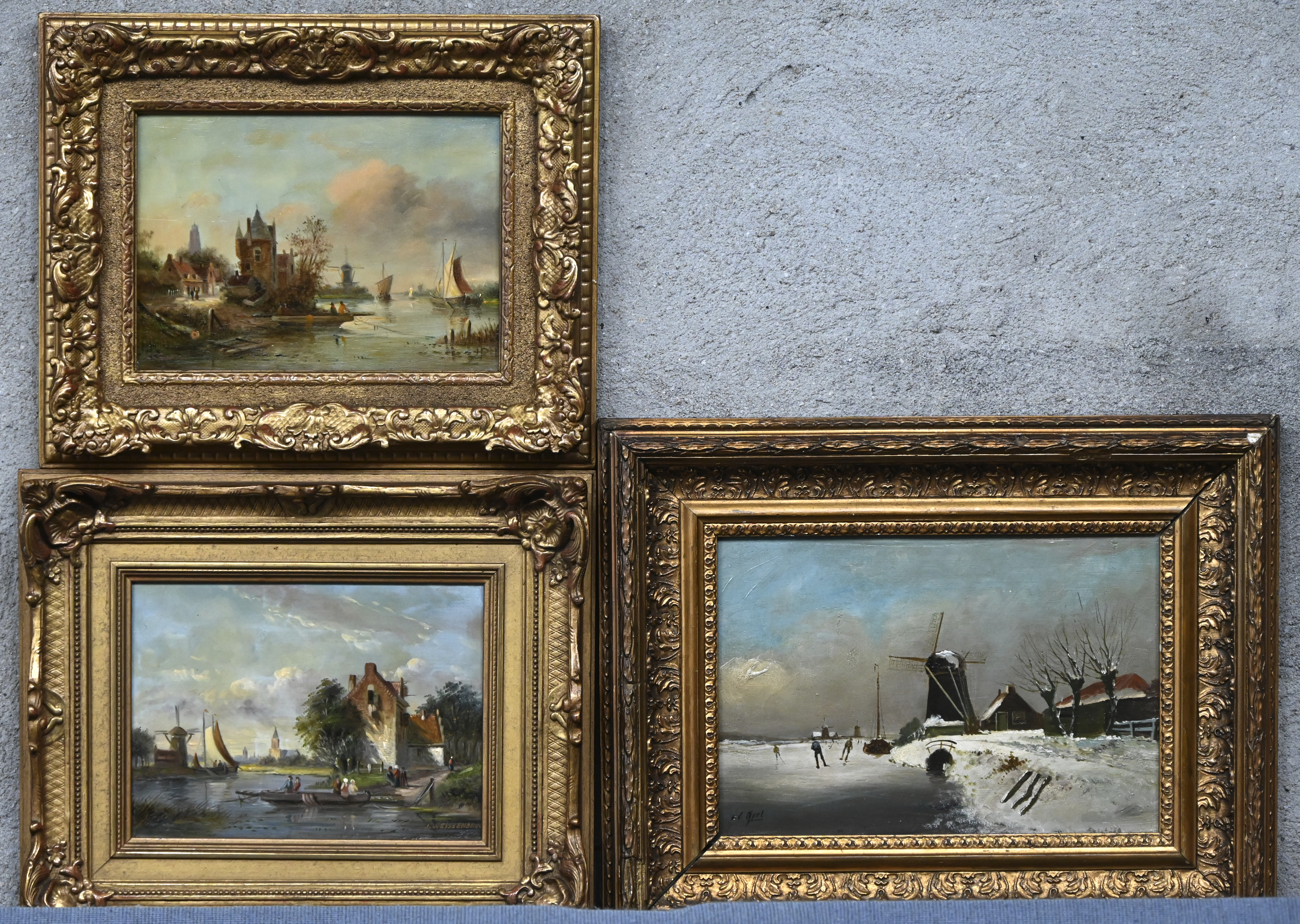 Een lot van 3 decoratieve Hollandse landschapjes met molen, olieverf op paneel. Draagt handtekening J. Weissenburg en onleesbaar Een lot van 3 decoratieve Hollandse landschapjes met molen, olieverf op paneel. Draagt handtekening J. Weissenburg en onleesbaar.