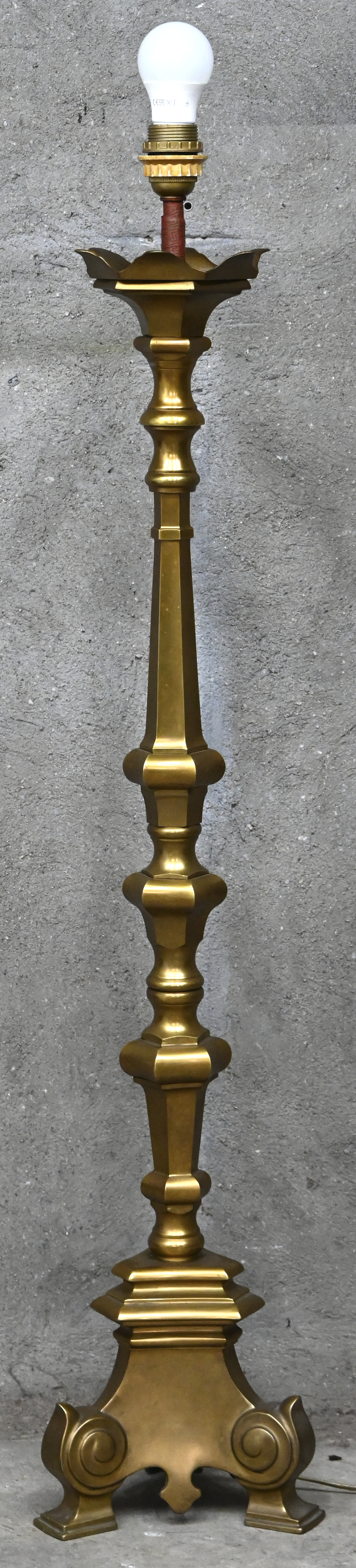 Een massieve messingen kerkkandelaar als lampvoet Een massieve messingen kerkkandelaar als lampvoet.