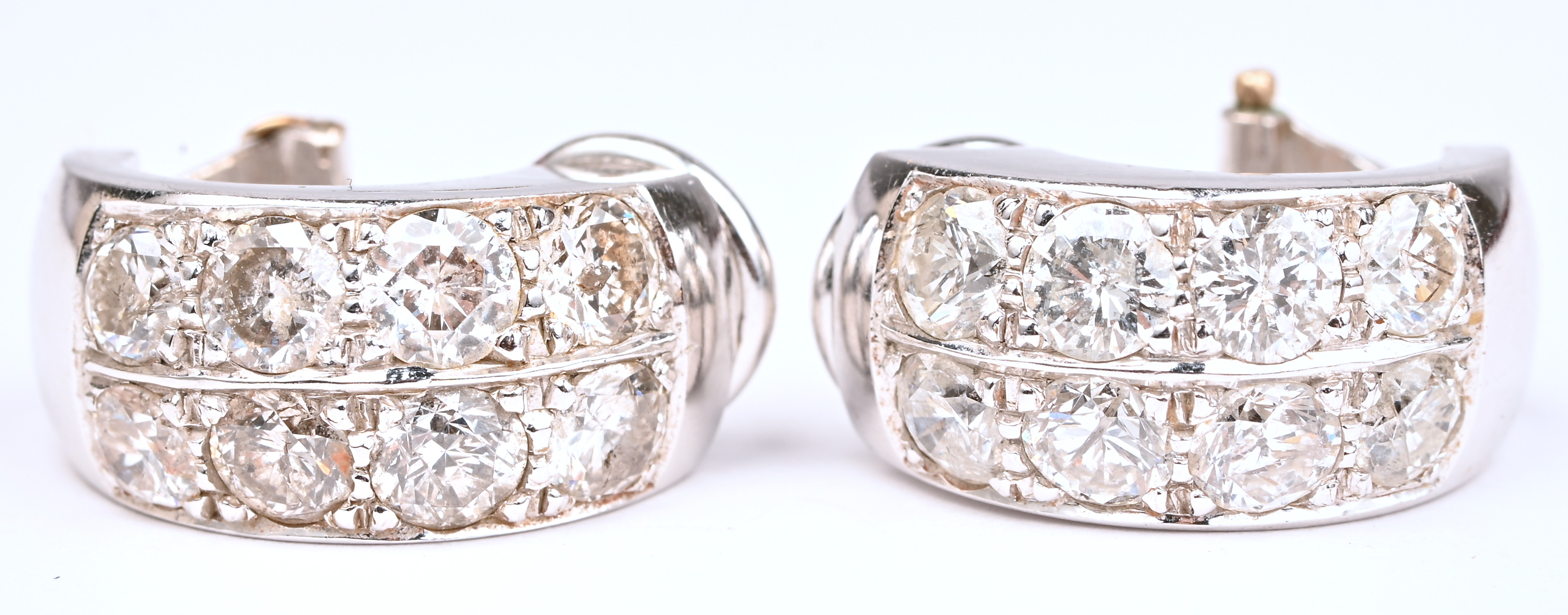 Een paar 18 kt witgouden oorbellen bezet met 16 briljanten met een gezamenlijk gewicht van +- 1,60 ct. HP1 Een paar 18 kt witgouden oorbellen bezet met 16 briljanten met een gezamenlijk gewicht van +- 1,60 ct. HP1.