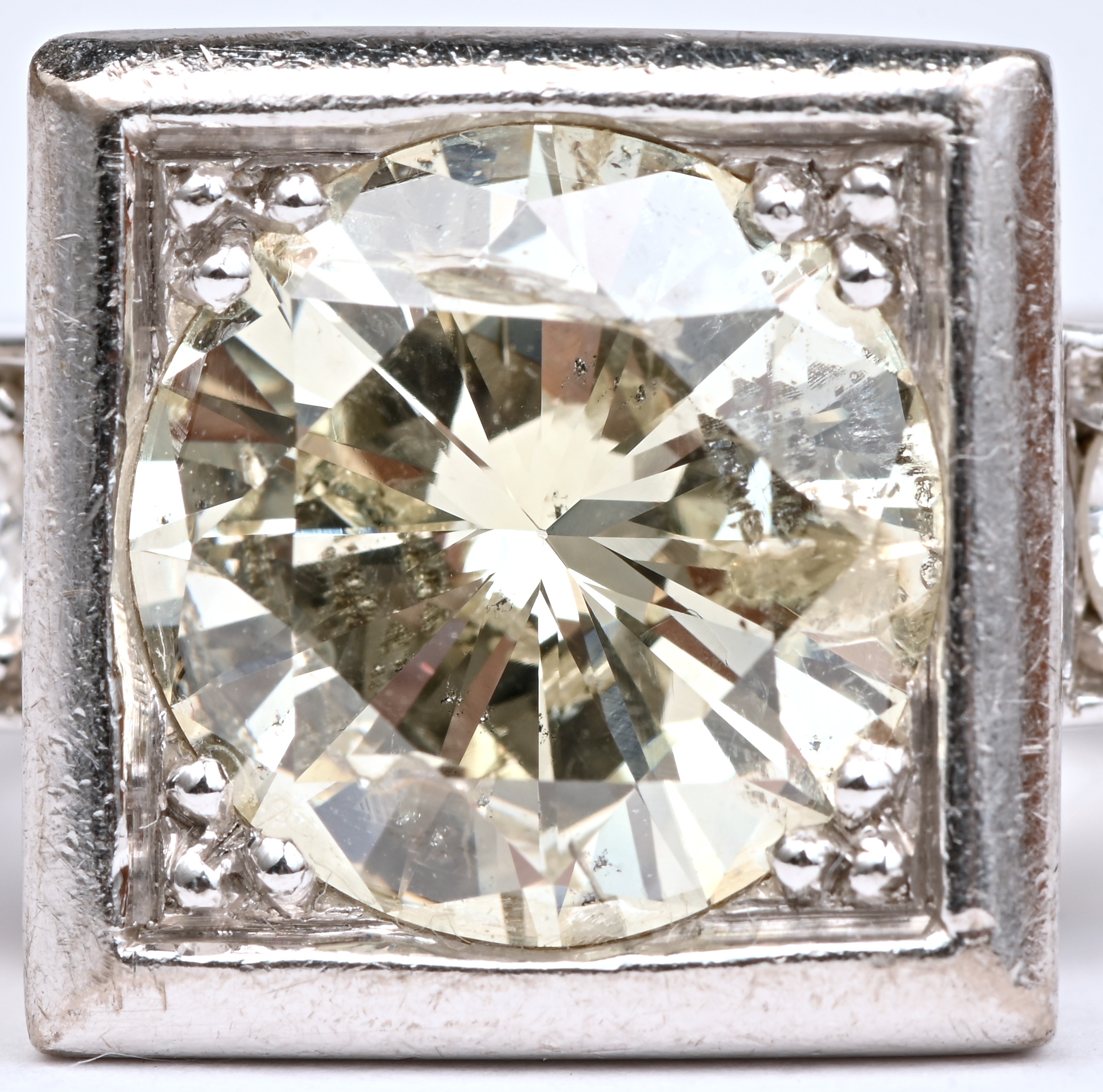 Een platina ring bezet met een centrale diamant van +- 3 ct. en 6 diamanten met een gezamenlijk gewicht van +- 1,20 ct Een platina ring bezet met een centrale diamant van +- 3 ct. en 6 diamanten met een gezamenlijk gewicht van +- 1,20 ct.