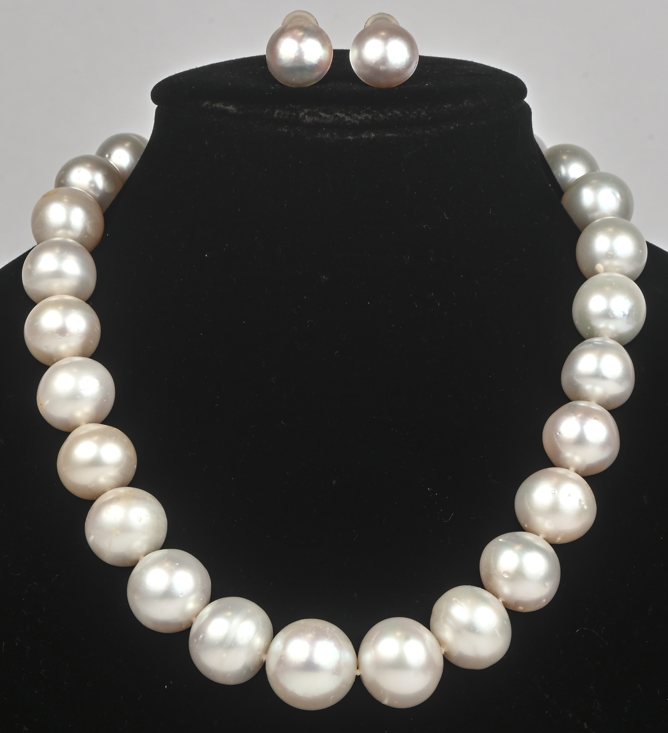 Een halssnoer met Zuidzeeparels en bijpassende oorbellen met 18 kt witgouden slot. Met certificaat Een halssnoer met Zuidzeeparels en bijpassende oorbellen met 18 kt witgouden slot. Met certificaat.