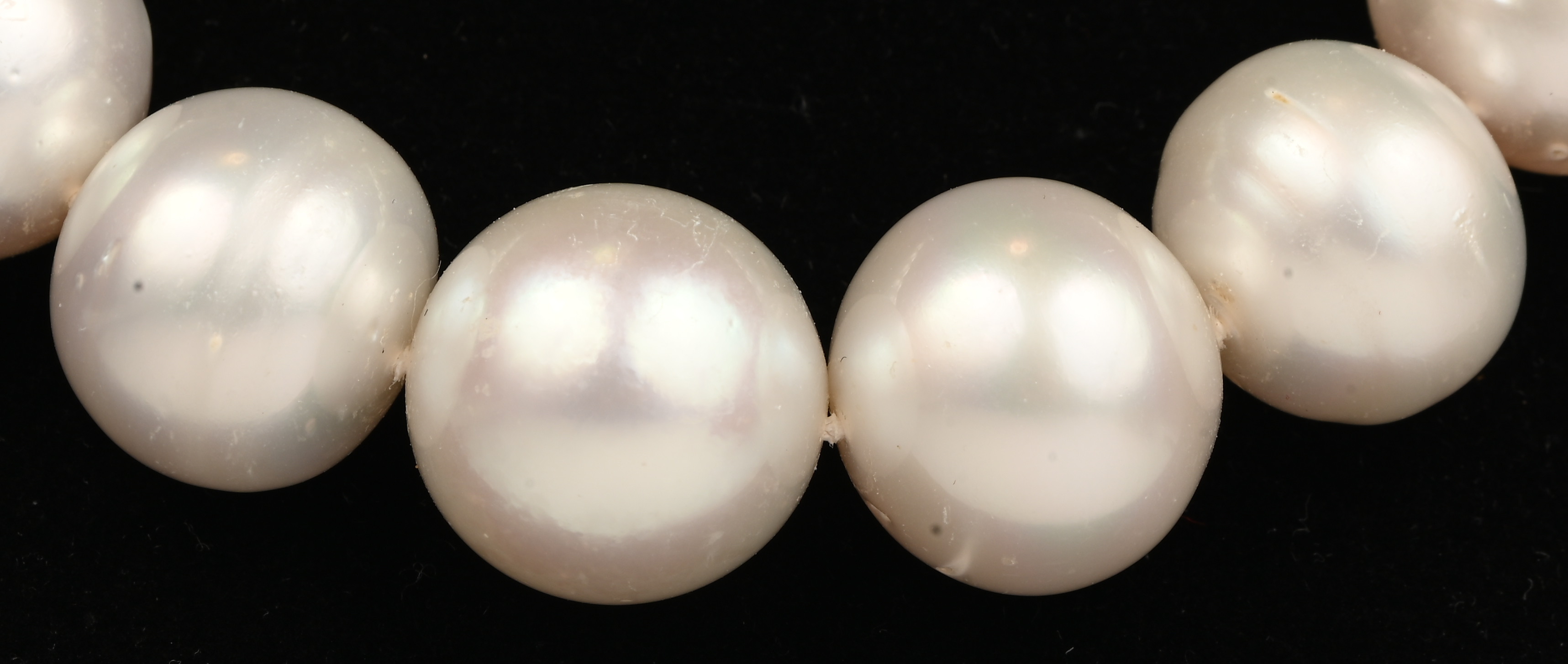 Een halssnoer met Zuidzeeparels en bijpassende oorbellen met 18 kt witgouden slot. Met certificaat Een halssnoer met Zuidzeeparels en bijpassende oorbellen met 18 kt witgouden slot. Met certificaat.