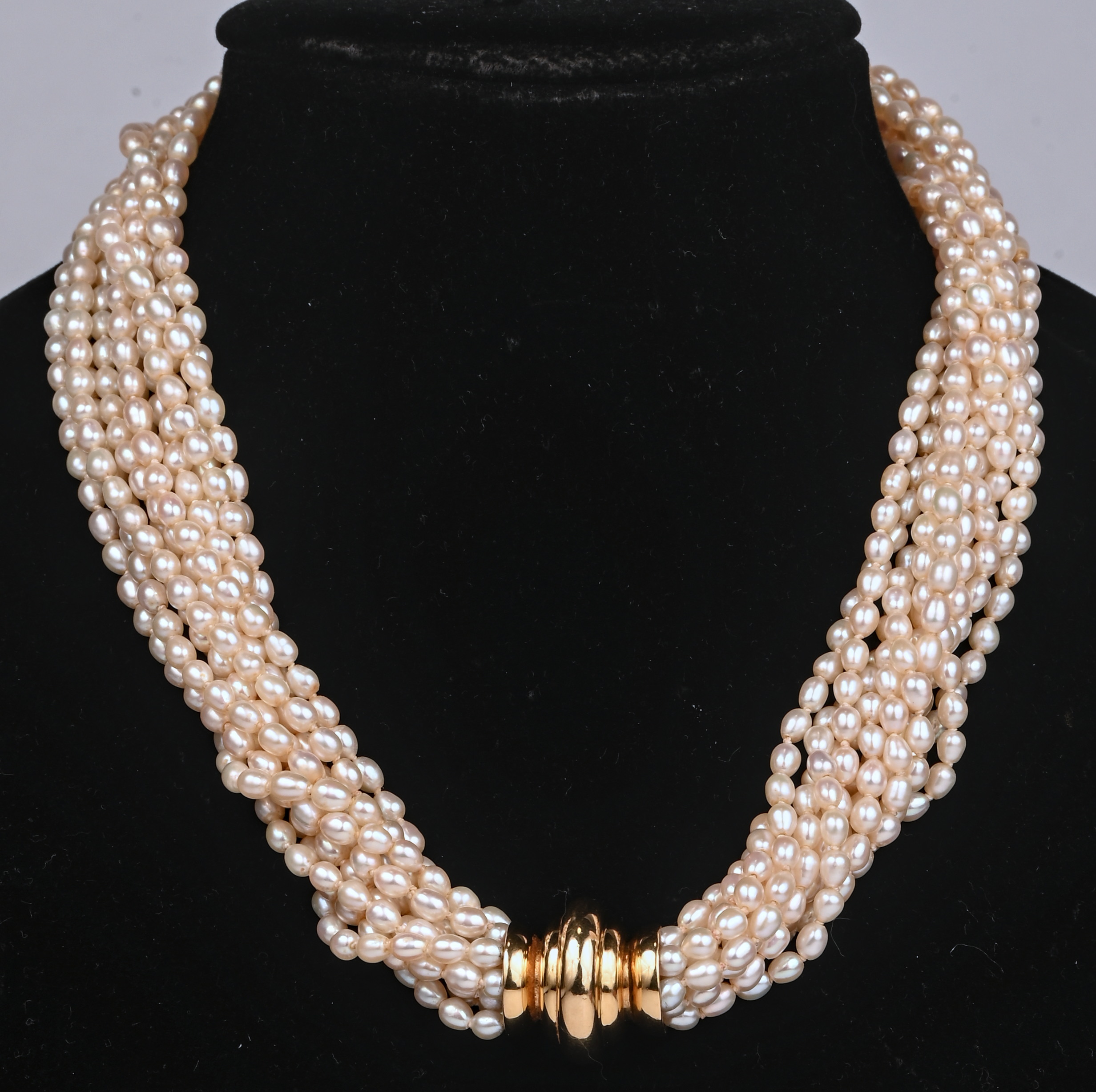 Een 10 rijen parelhalssnoer met 18 kt geelgouden slot Een 10 rijen parelhalssnoer met 18 kt geelgouden slot.