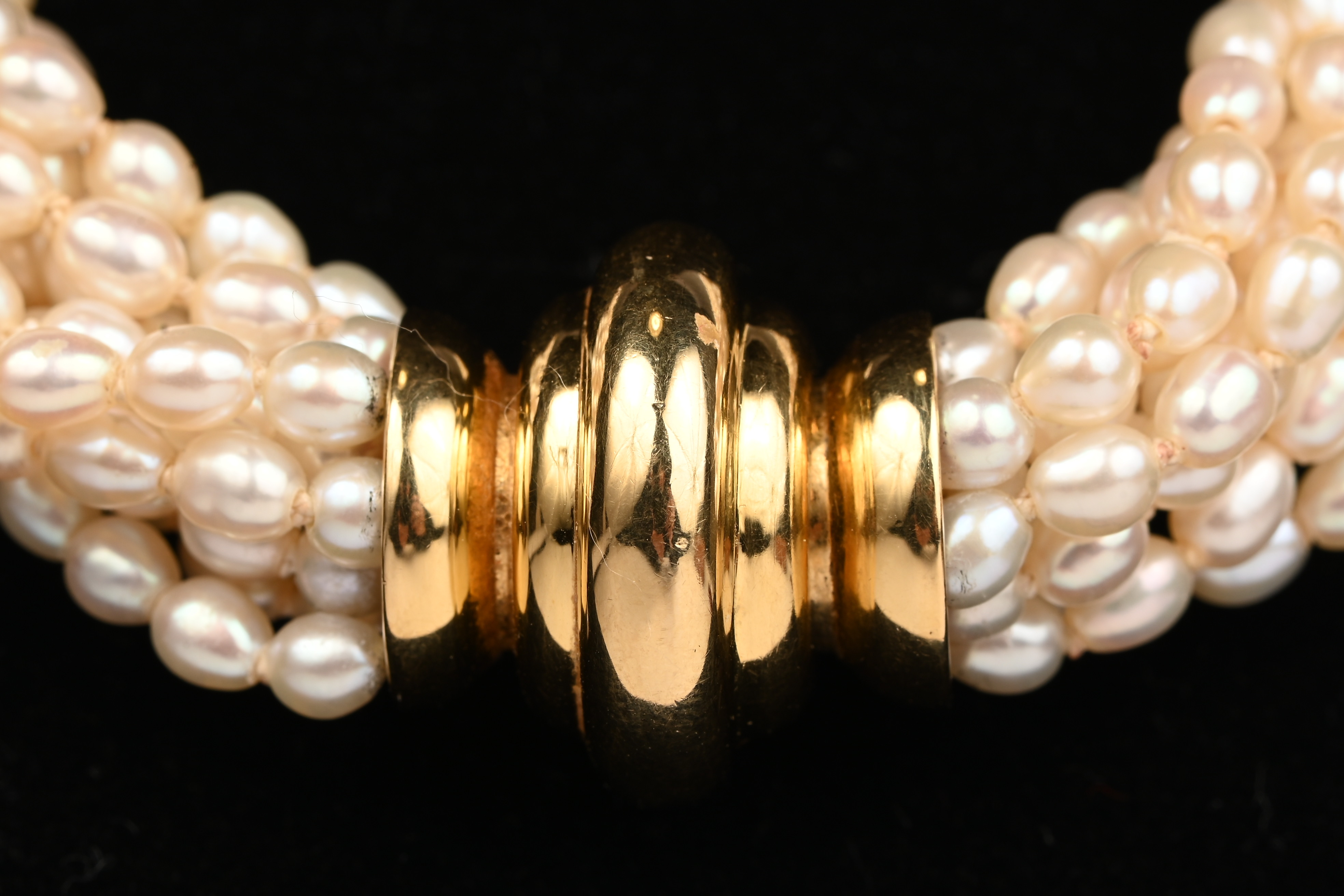 Een 10 rijen parelhalssnoer met 18 kt geelgouden slot Een 10 rijen parelhalssnoer met 18 kt geelgouden slot.