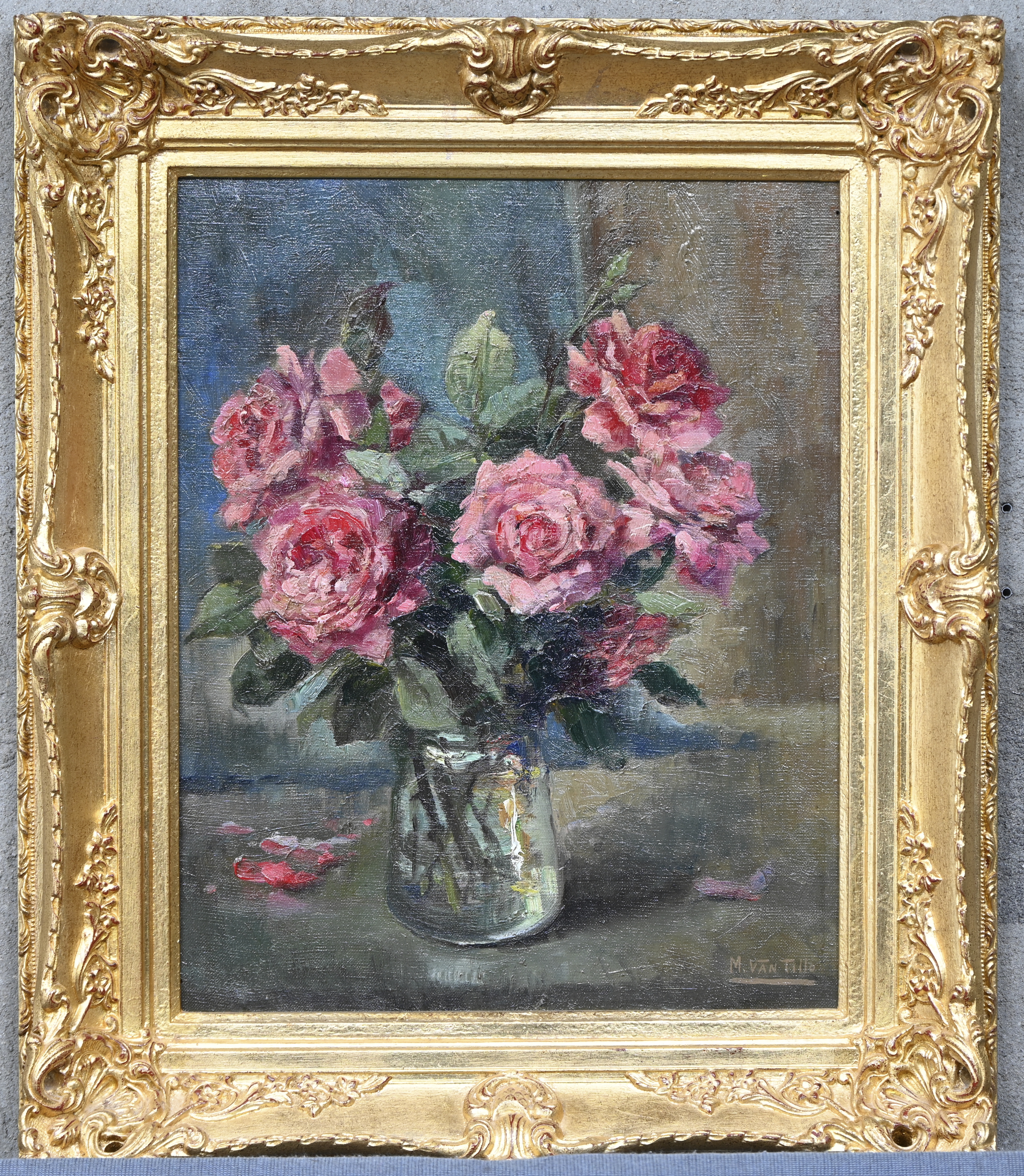 ‘Bloemenvaas’, olieverf op doek. Getekend M. Van Tillo ‘Bloemenvaas’, olieverf op doek. Getekend M. Van Tillo.