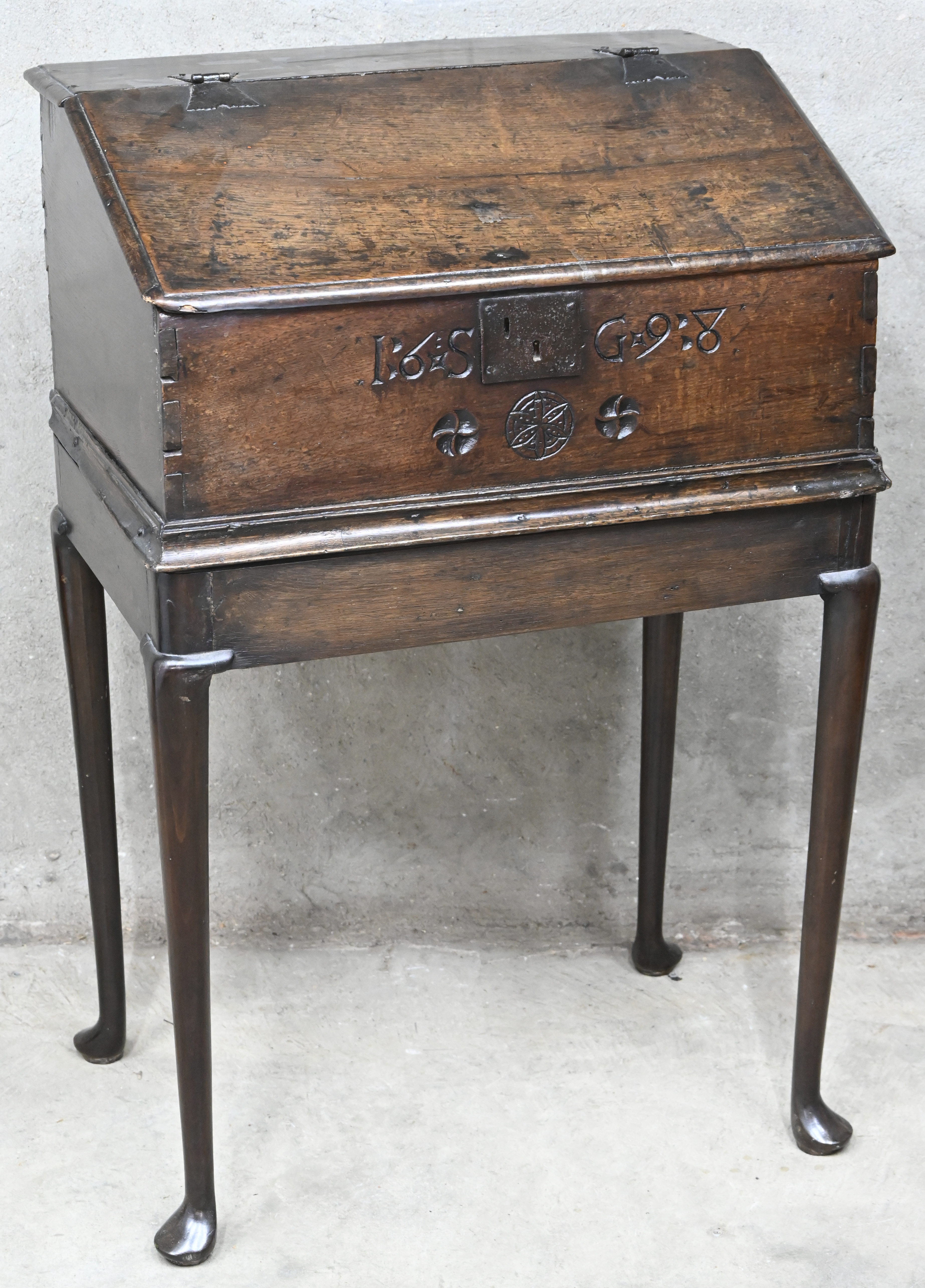 Een antieke scribaan op onderstel. Binenin 5 schuifjes Een antieke scribaan op onderstel. Binenin 5 schuifjes.