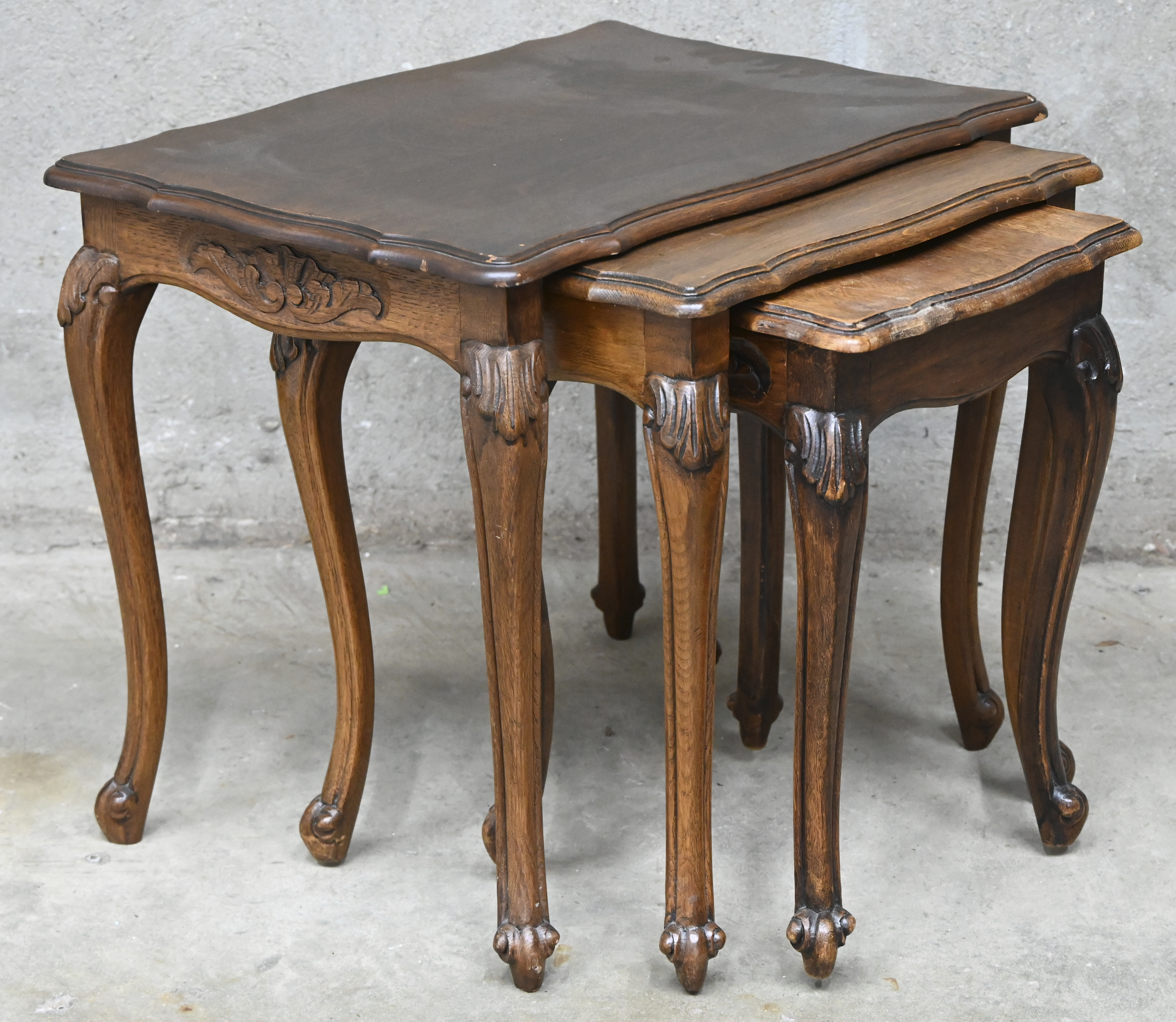 Een set van drie bijzettafeltjes in Louis XV stijl Een set van drie bijzettafeltjes in Louis XV stijl.