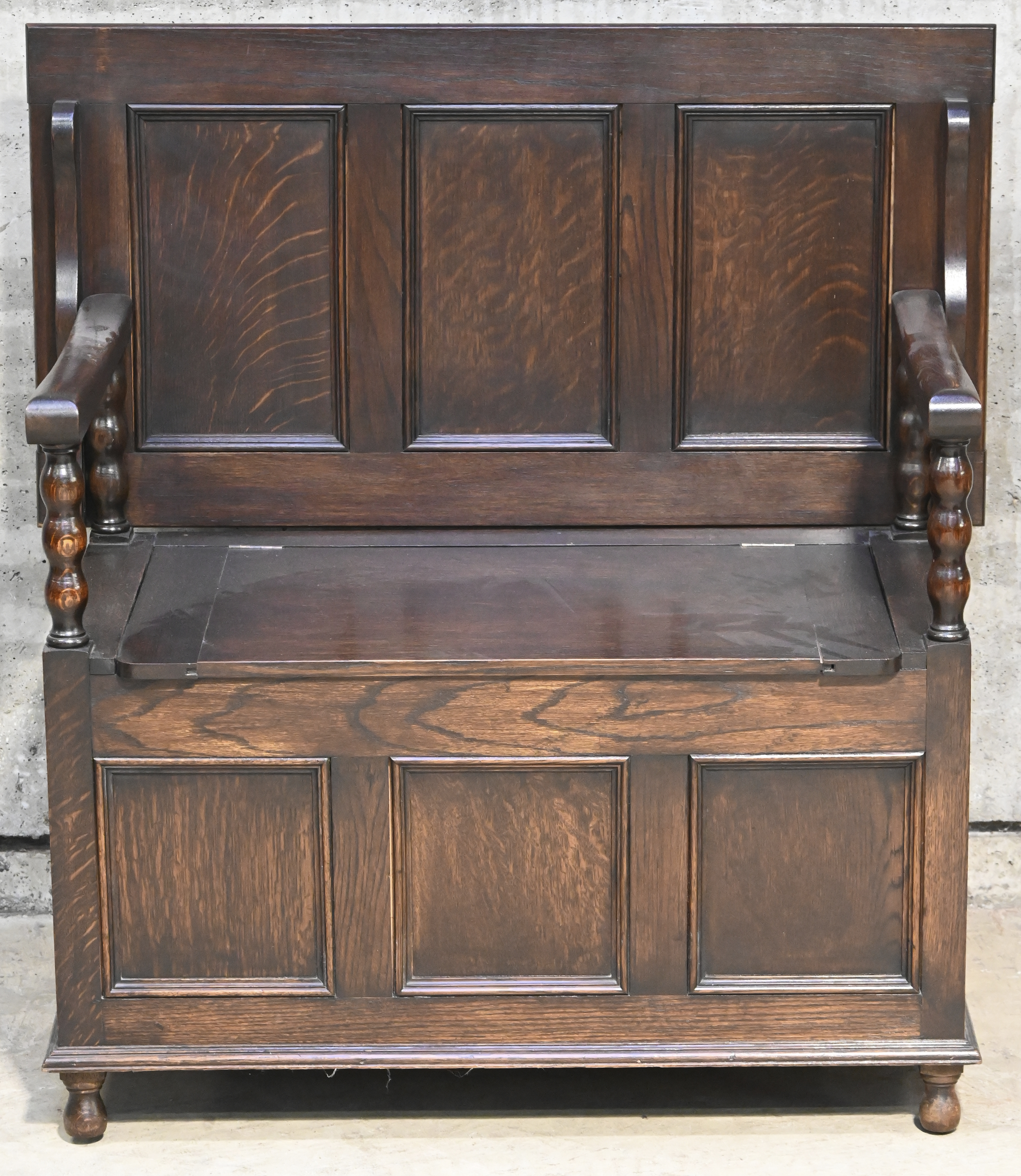 Een massief eikenhouten bank/bijzettafel, met opbergvak en neerklapbare rugleuning Een massief eikenhouten bank/bijzettafel, met opbergvak en neerklapbare rugleuning.