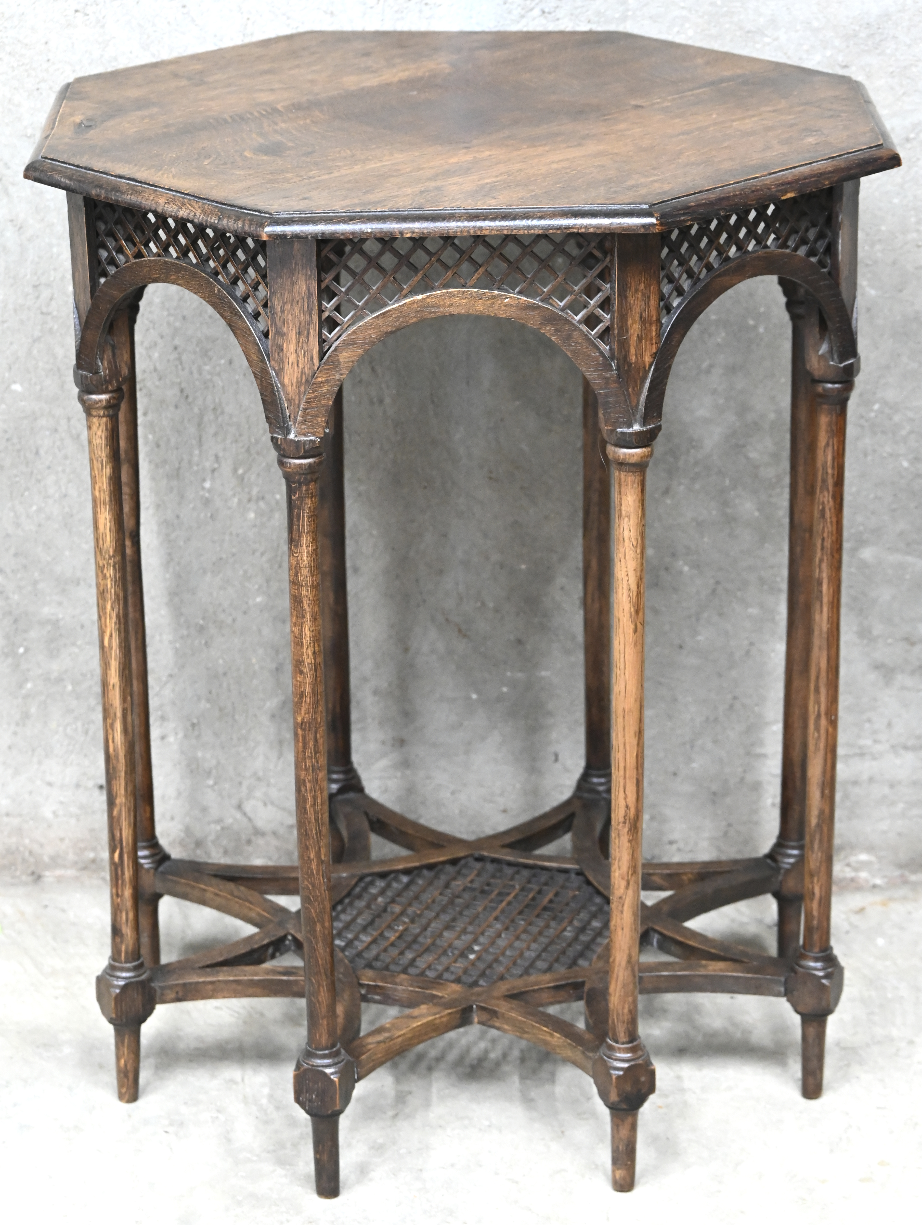 Een octagonale bijzettafel van gesculpteerd hout, op ranke poten Een octagonale bijzettafel van gesculpteerd hout, op ranke poten.