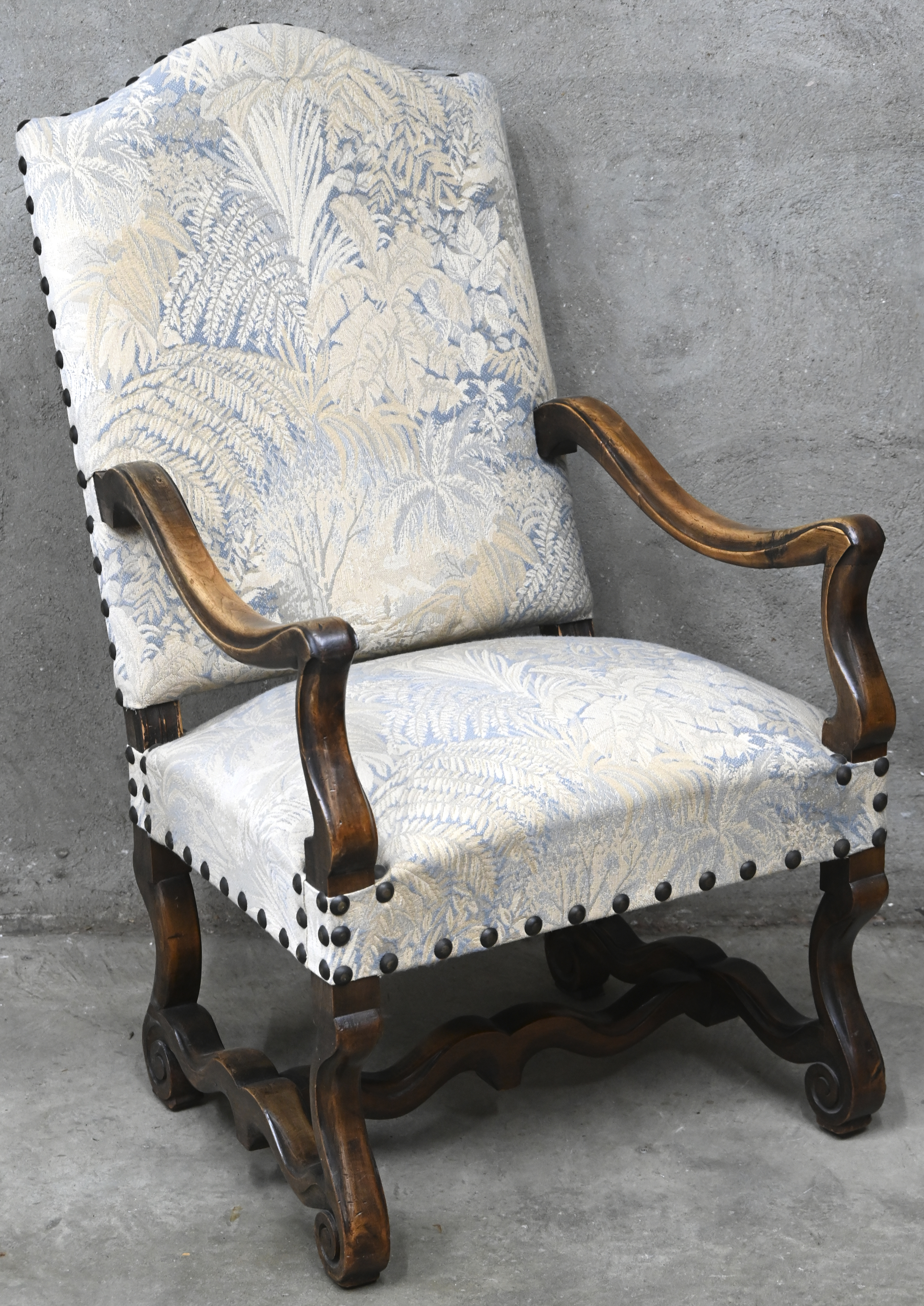 Een robuuste armstoel, met ecru bekleding Een robuuste armstoel, met ecru bekleding.