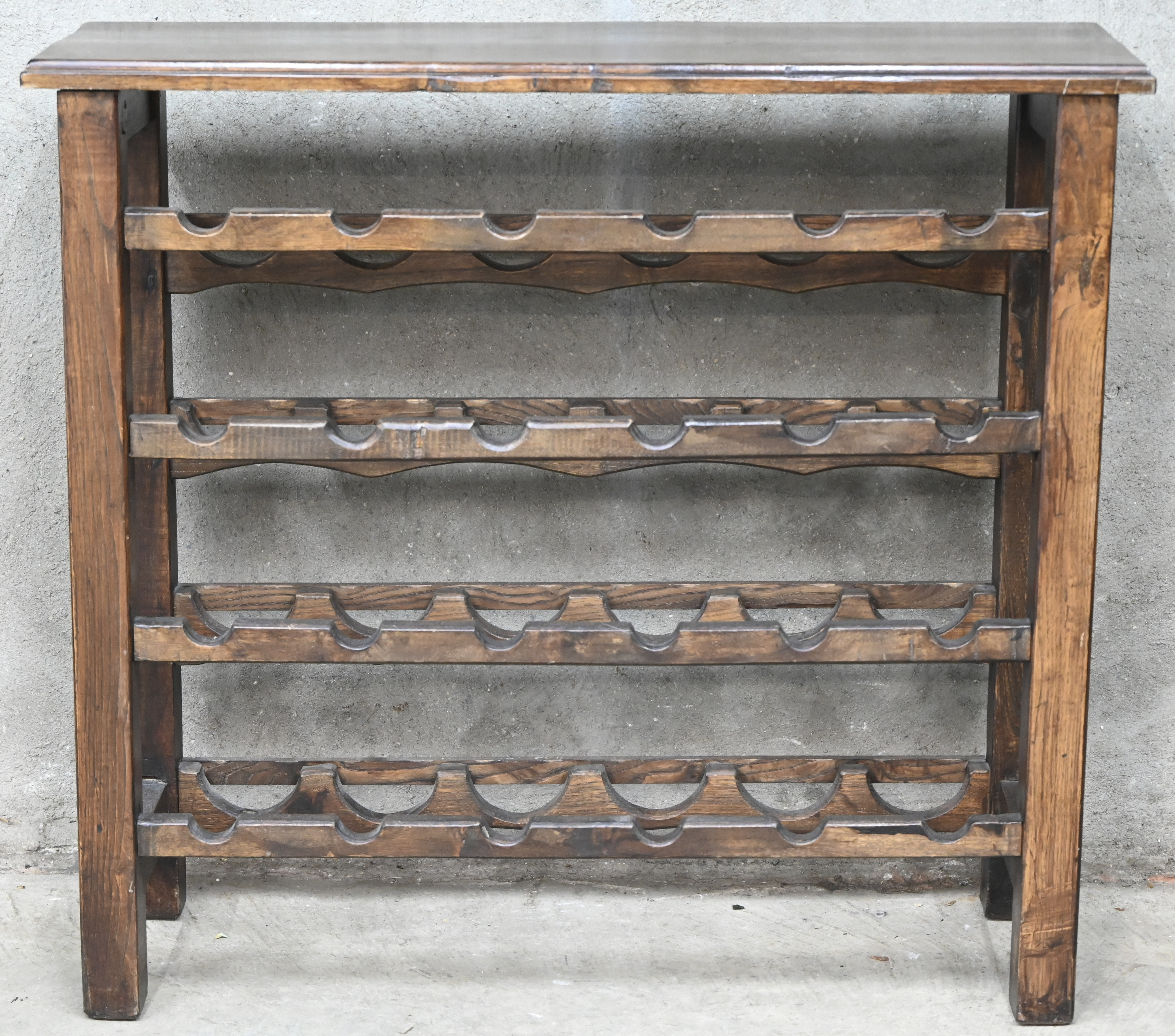 Een massiefhouten flessenrek in rustieke stijl Een massiefhouten flessenrek in rustieke stijl.