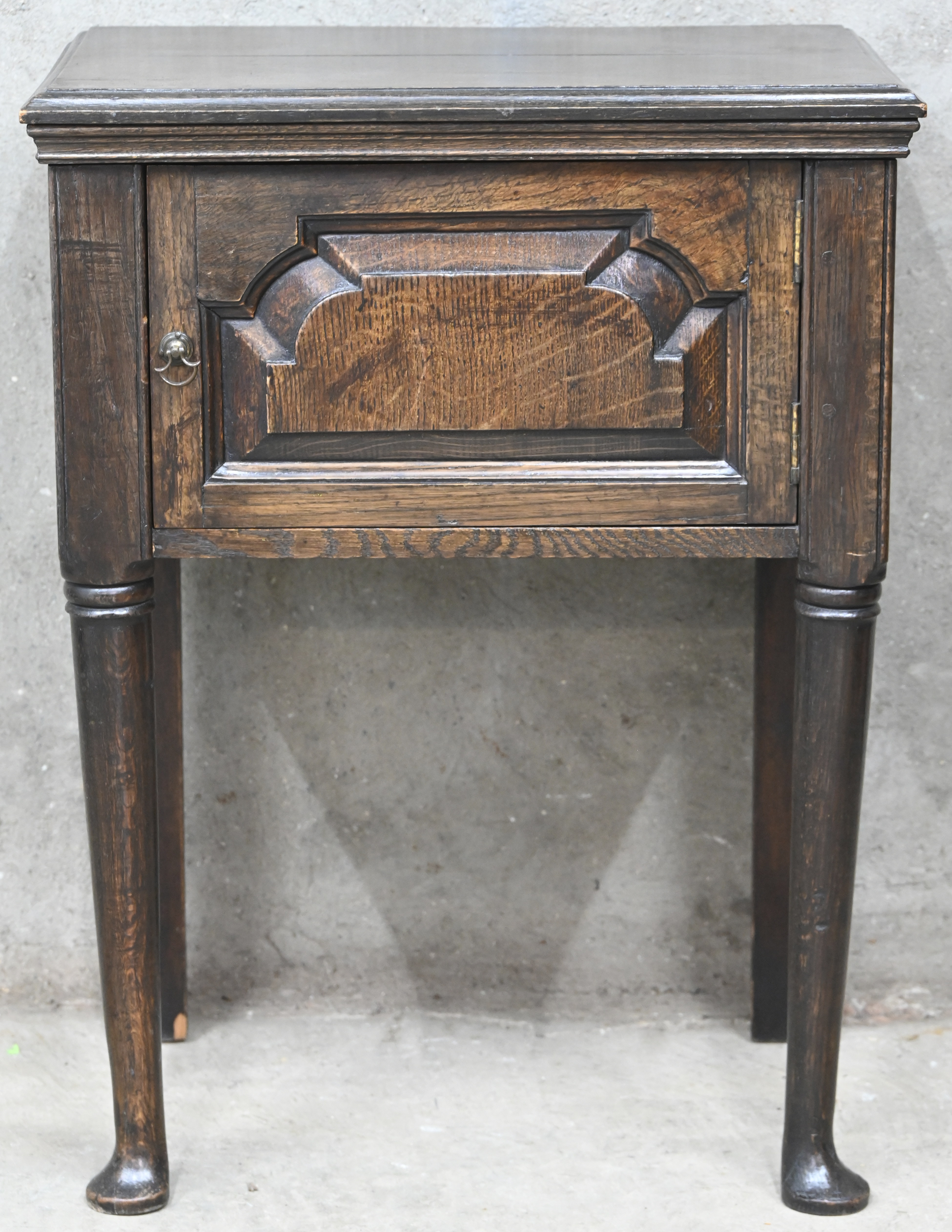 Een massief nachtkastje met 1 lade Een massief nachtkastje met 1 lade.