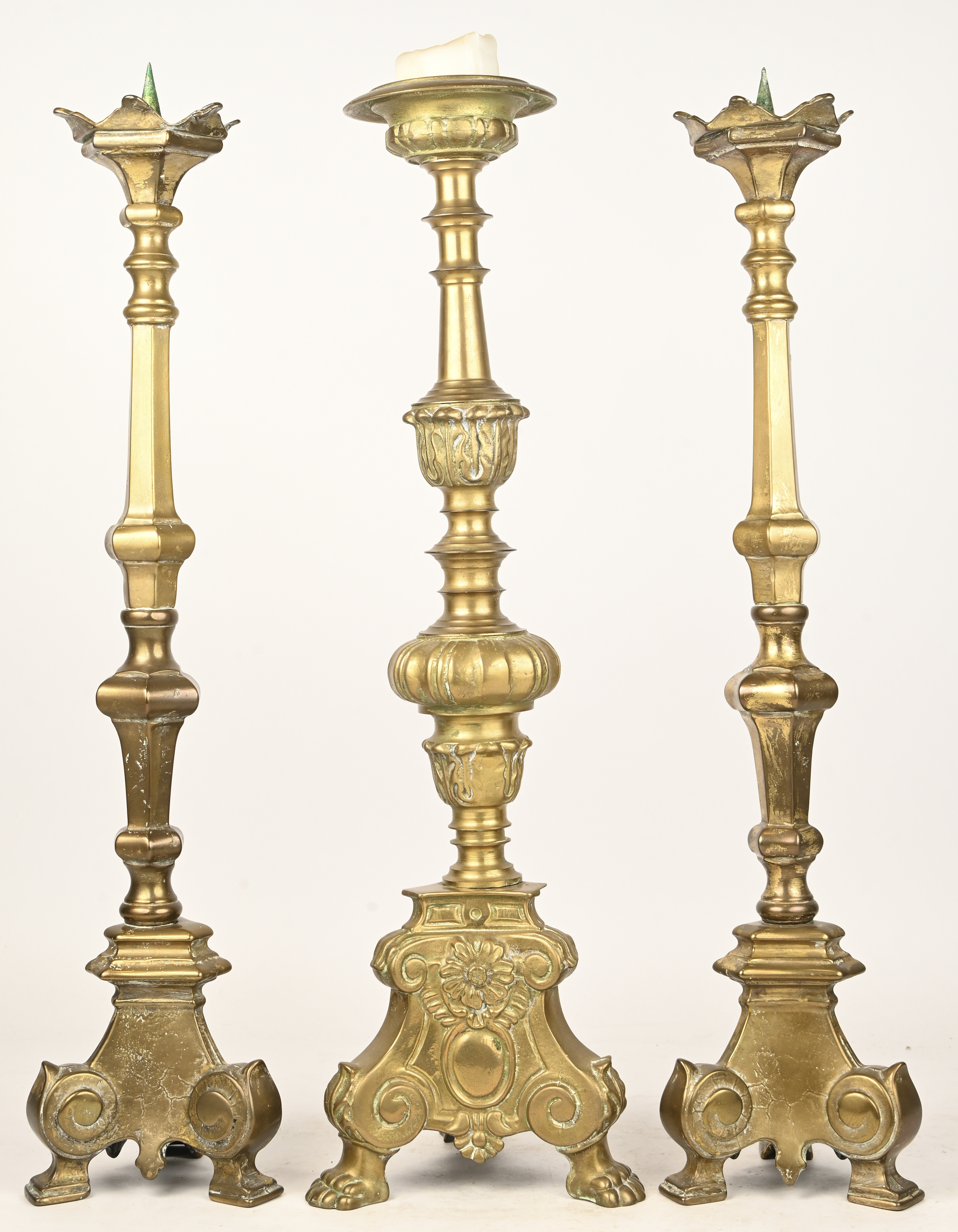 Drie messing kerkandelaars Drie messing kerkandelaars.